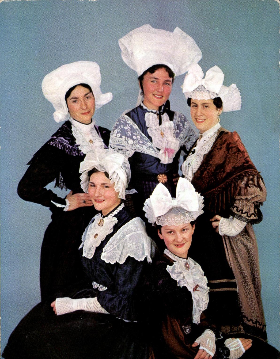 Coiffes locales de l'Anjou — Montreuil-Bellay, Coudray-Macouard, Les Ponts-de-Cé, Beaufort-en-Vallée — Compagnie Marc Leclerc