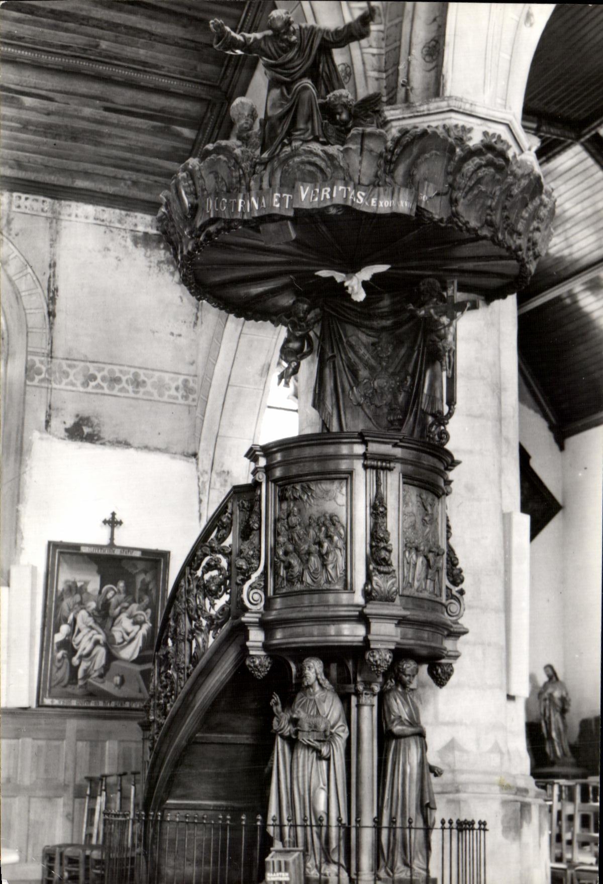 CPM Wieze Binnenzicht kerk Preekstoel