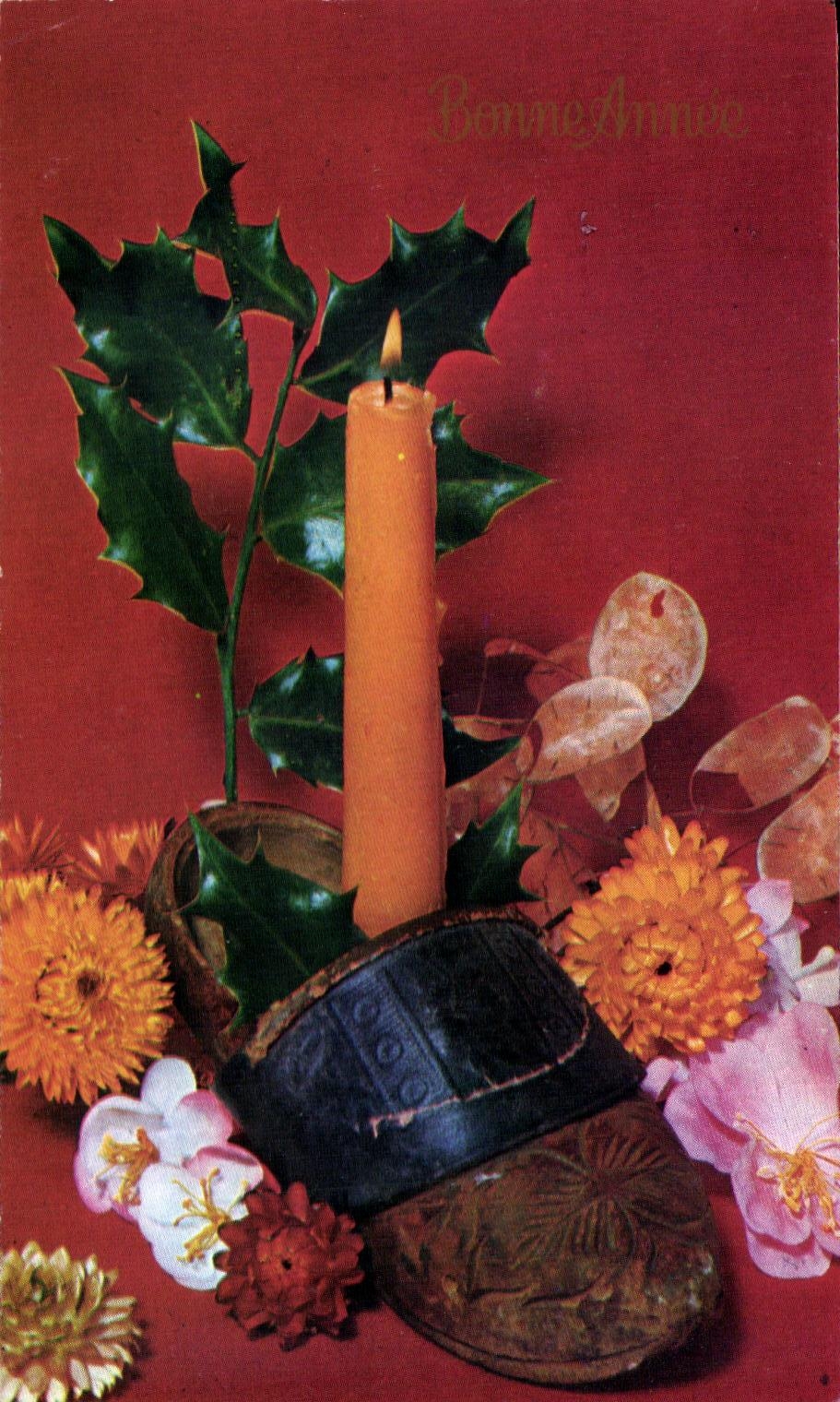 Bouquet de fleurs et bougie dans une chaussure — Bonne Année — éditeur non visible