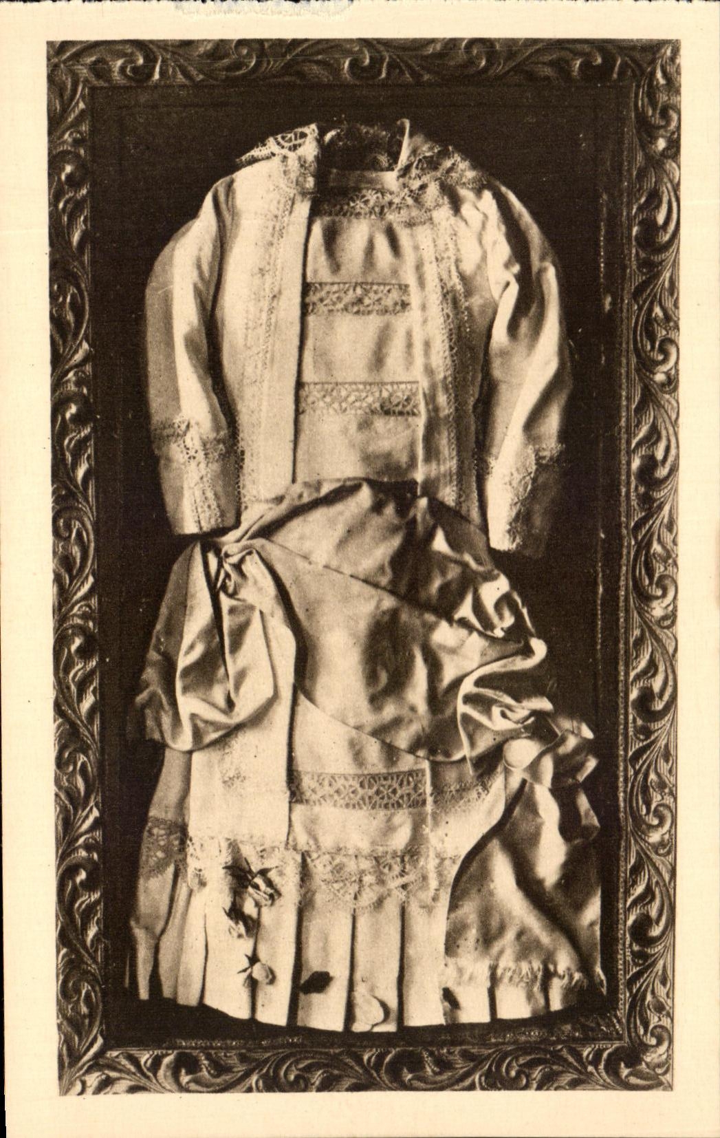 Robe de Sainte Thérèse de l'Enfant-Jésus — robe blanche avec ceinture rose — CPAPHIL