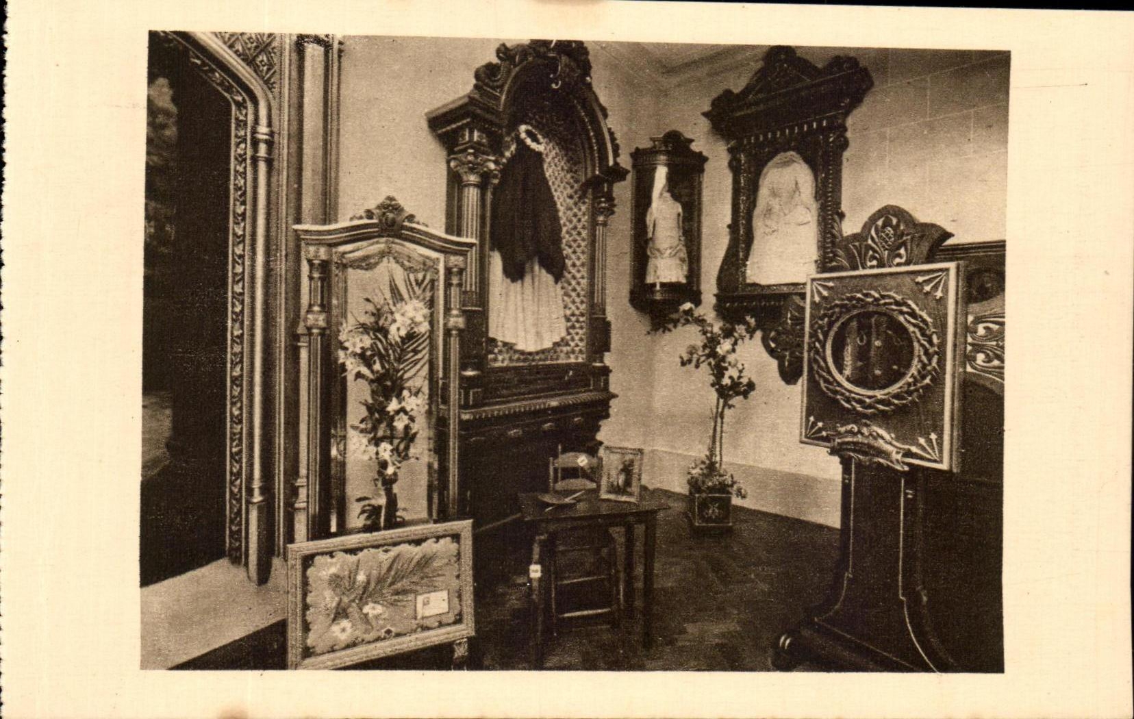 Salle des Reliques au Carmel de Lisieux — exposition de reliques — éditeur non visible