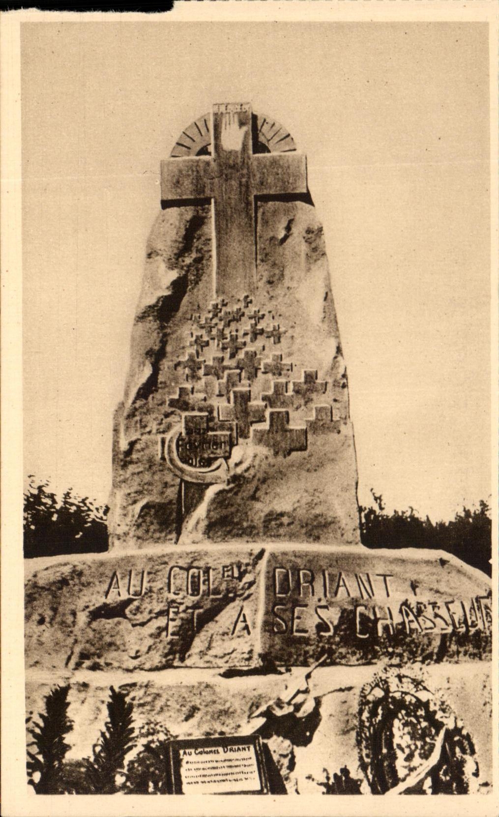 CPA Monument du Bois des Caures eleve a la memoire du Colonel Driant et de ses Chasseurs Militaria