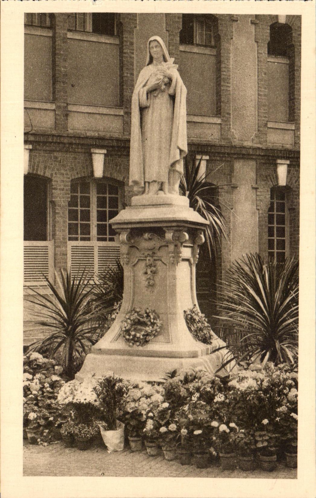 Statue de Sainte Thérèse de l'Enfant-Jésus — Carmel de Lisieux — CPAPHIL n°3