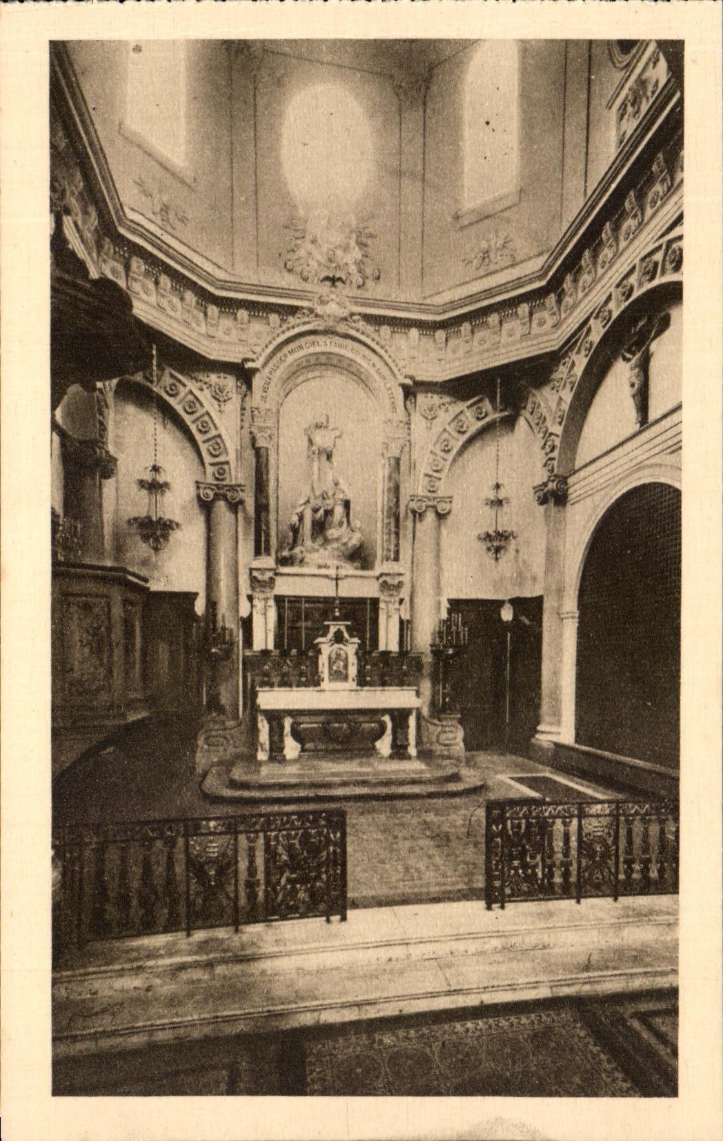 CPA La Chapelle des Carmelites de Lisieux Le Sanctuare la Grille du Choeur des Religieuses