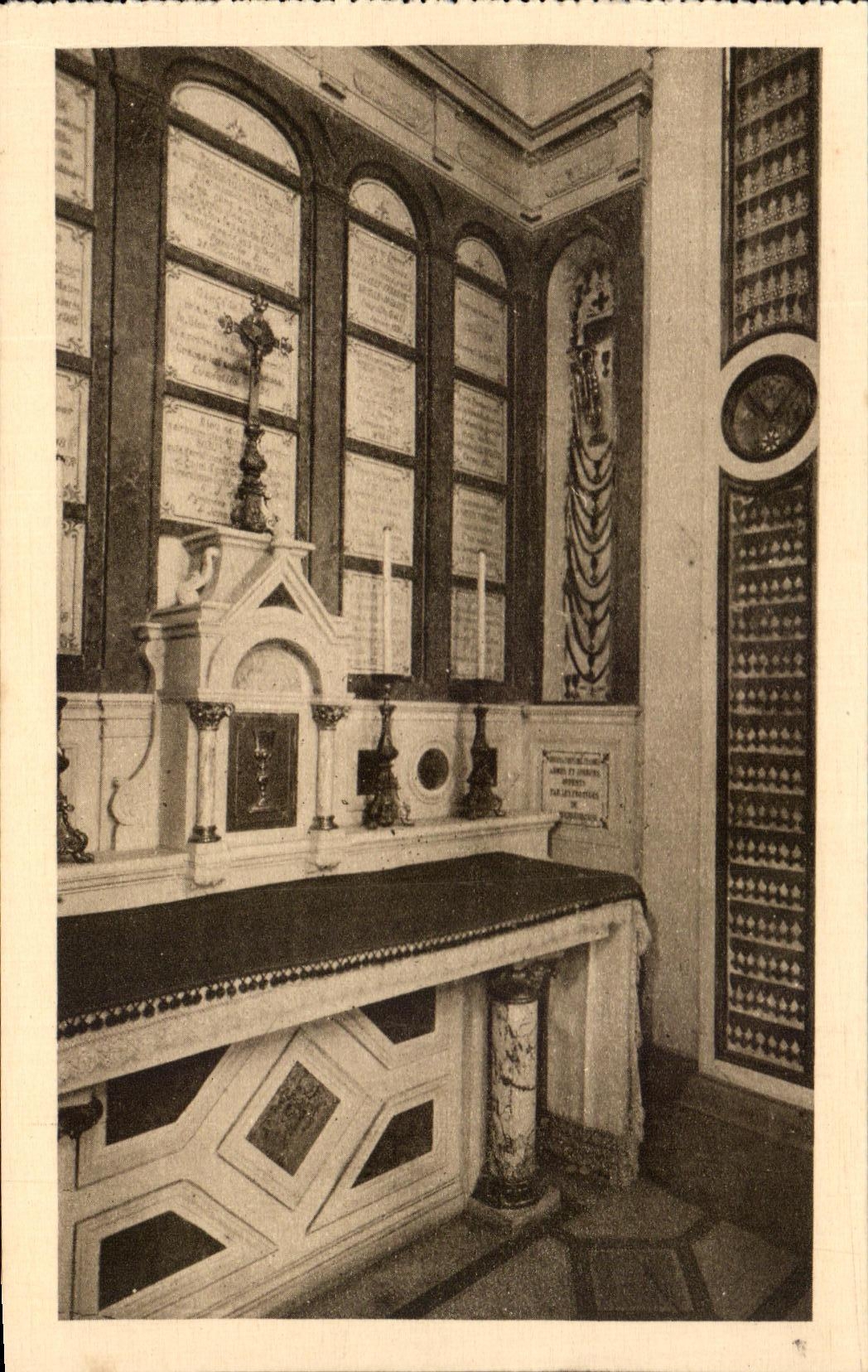 La Chapelle des Carmélites de Lisieux — Un des autels du peristyle précédant la chapelle de la Châsse