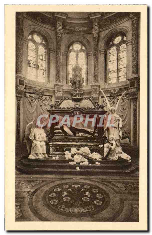 CPA La Chapelle des Carmelites de Sainte Therese de l'Enfant Jesus Au fons dans un 
