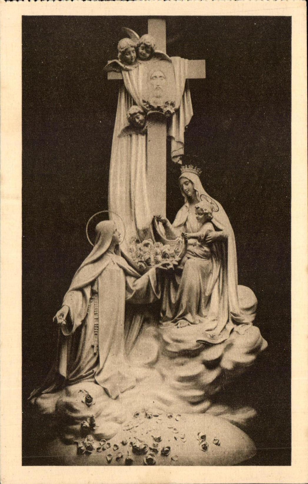 CPA La Chapelle des Carmelites de Lisieux Groupe sculopte dominant le Maitre Autel