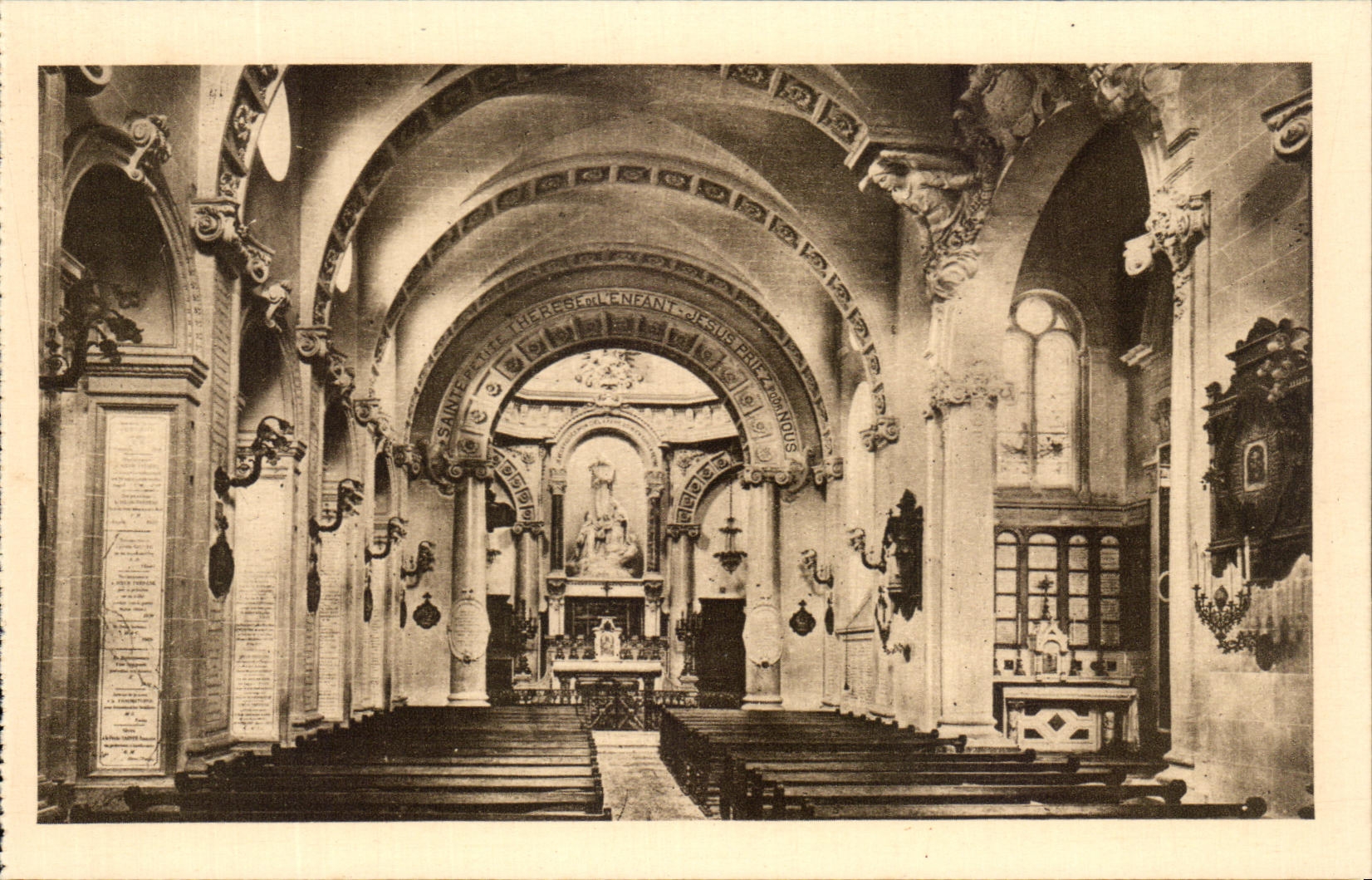 Intérieur de la chapelle des Carmélites de Lisieux — vue de l'autel et de la voûte ornée de l'inscription 'SAINTE THERESE L'ENFANT JESUS PRIEZ POUR NOUS' — éditeur CPAPHIL, n°4