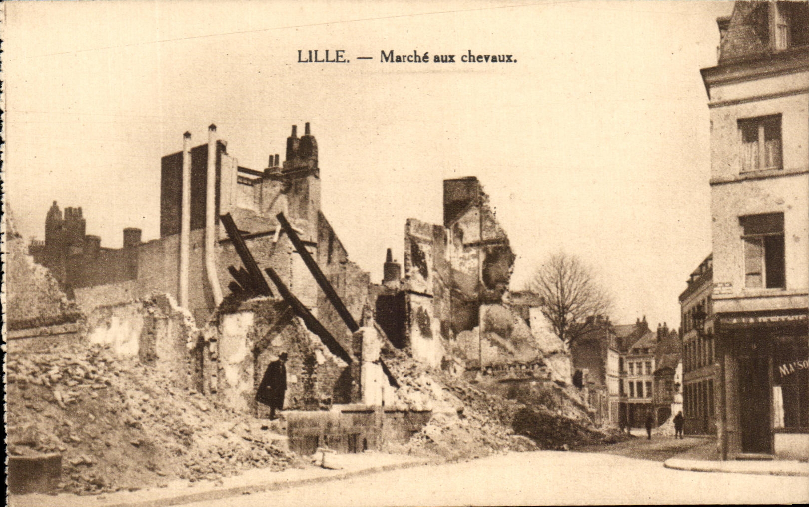 CPA LIlle Marche aux Chevaux Militaria