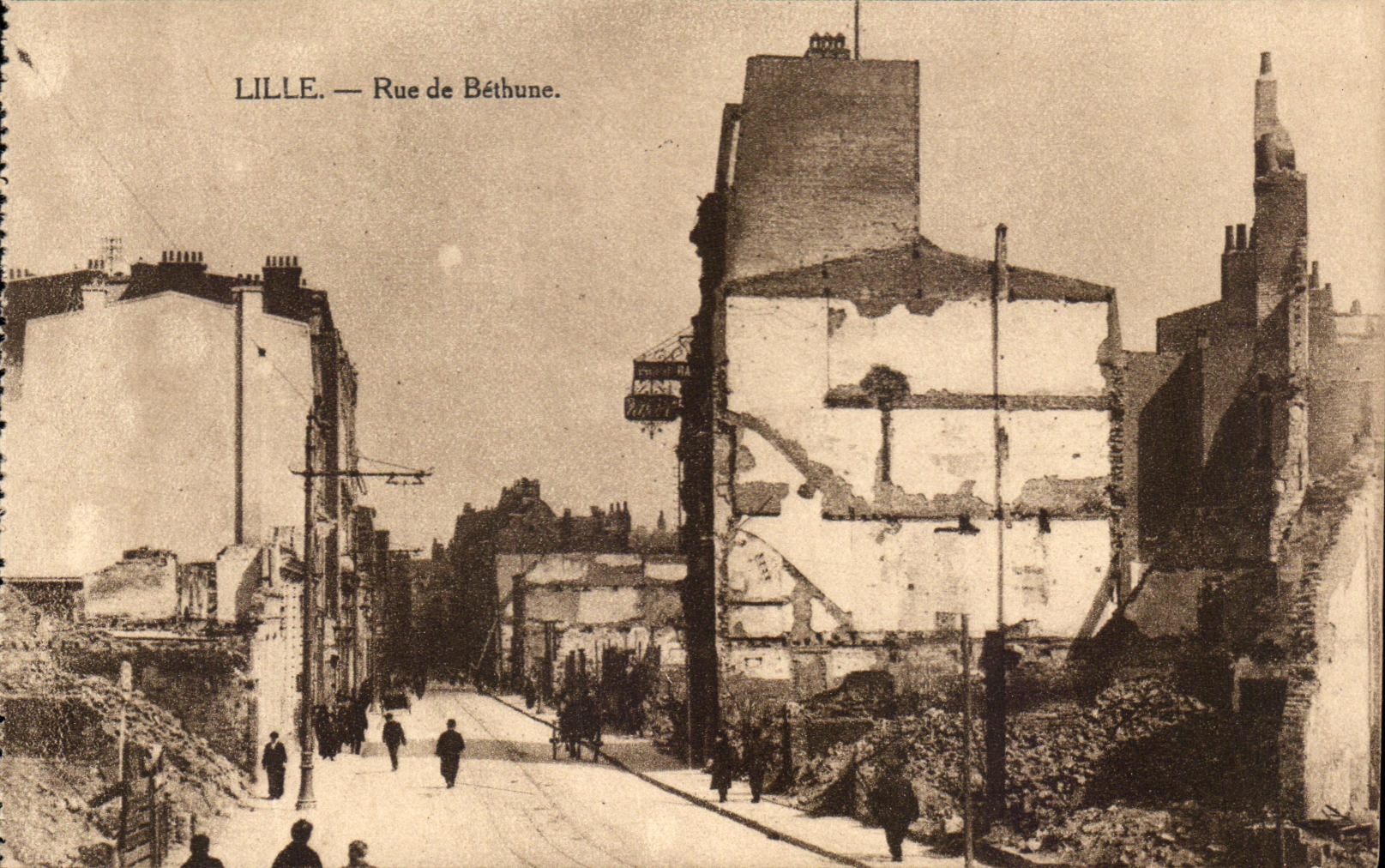 CPA LIlle Rue de Bethune Militaria