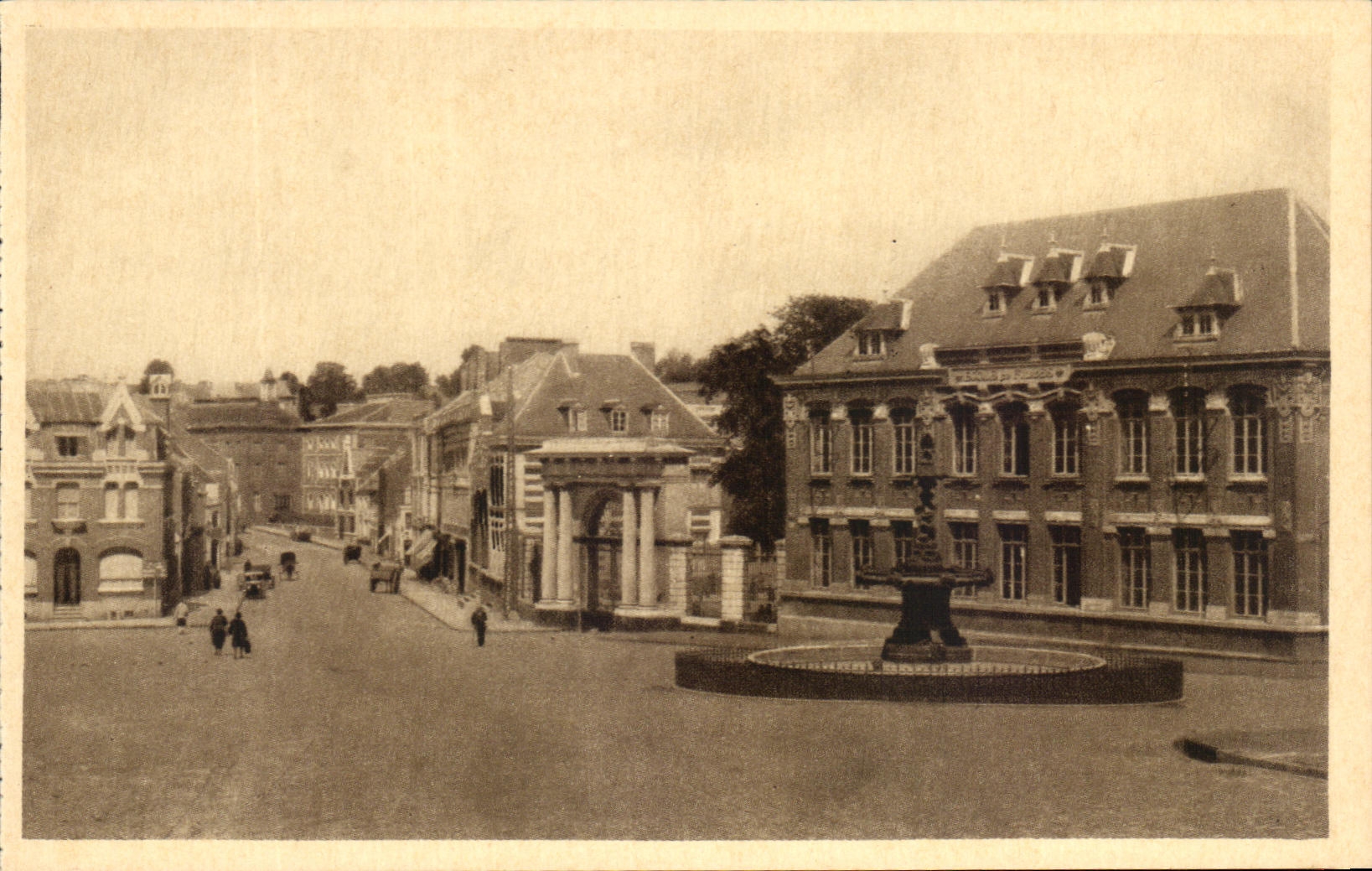 CPA Le Cateau Place Thiers et le Jet d'Eau