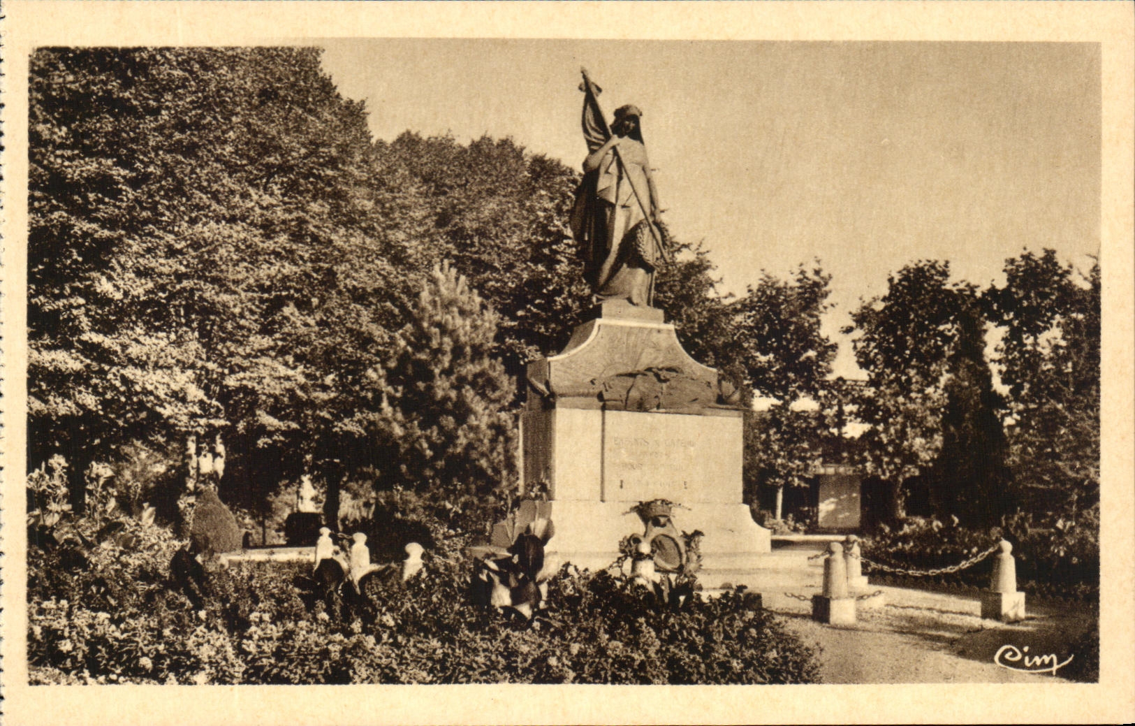 CPA Le Cateau Monument aux Morts 1914 1918 Militaria