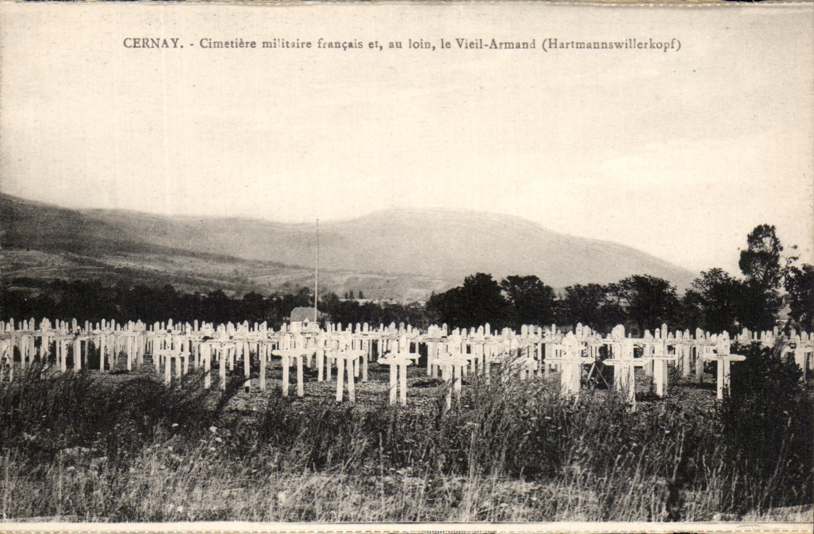 Cernay - Cimetière militaire français et, au loin, le Vieil-Armand (Hartmannswillerkopf)