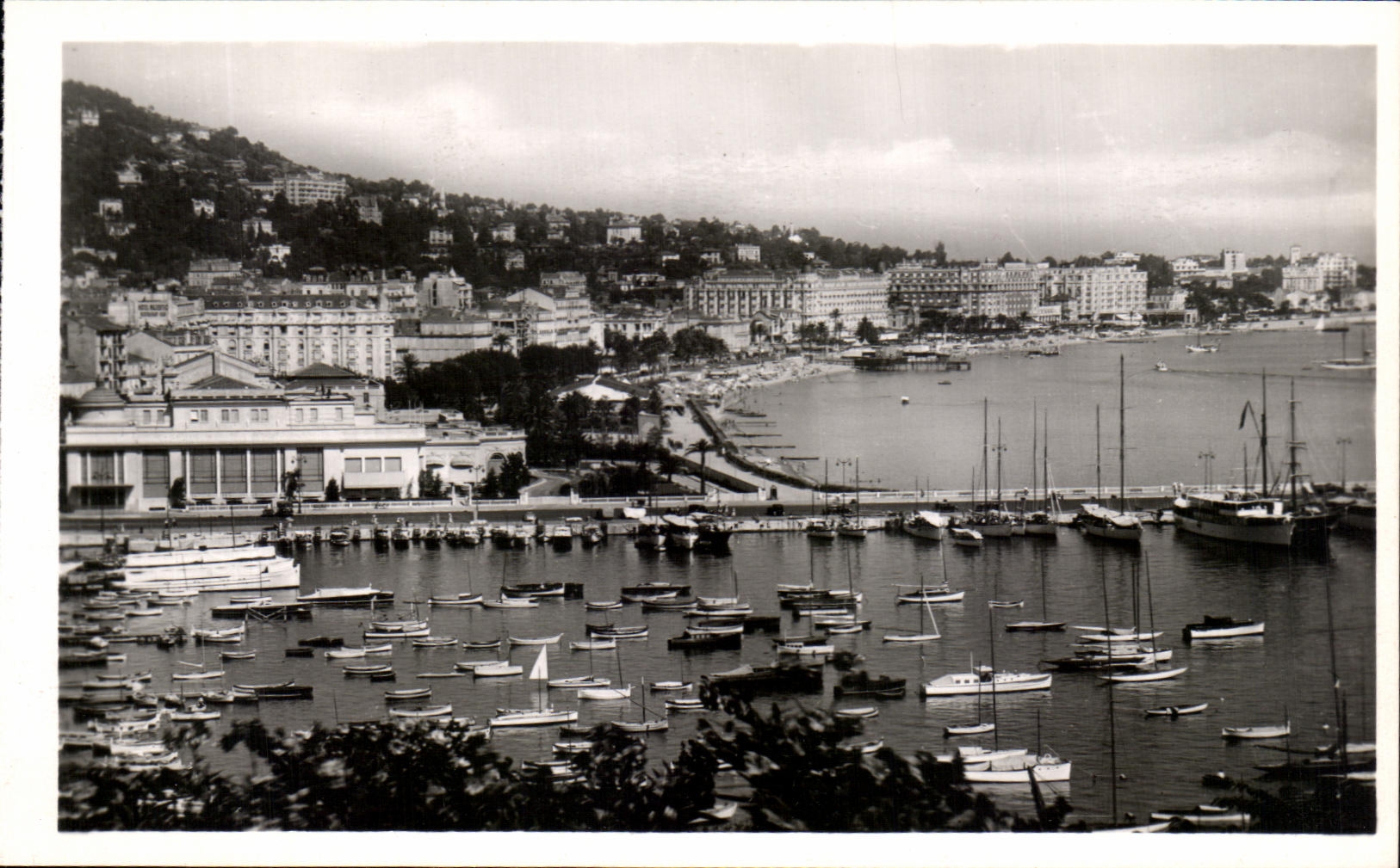 CPA Cannes Vue Generale Prise Du Suquet Bateaux