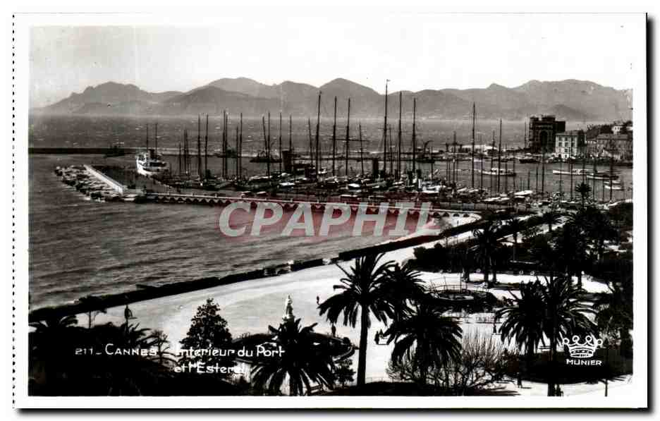 CPA Cannes Interieur Du Port Et L'Esterel Bateaux