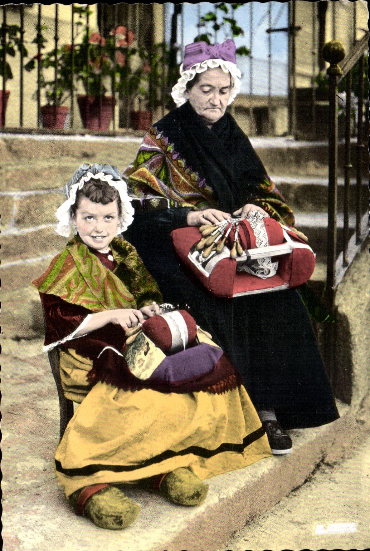 Frauen und Kind in traditionellem Kleid — Auvergne — Editions "Cigogne"