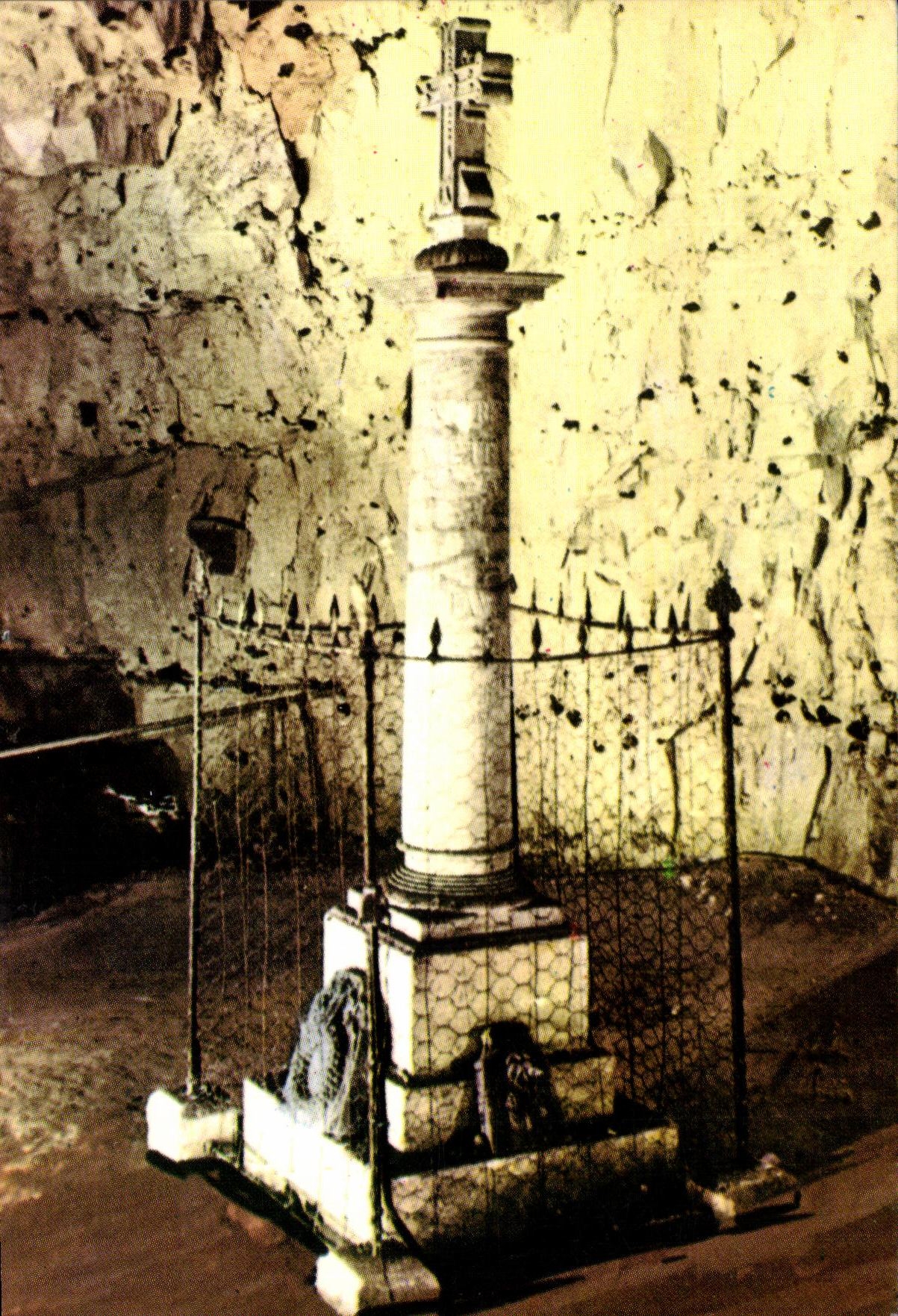 CPSM Domaine des Gtottes de Naours La cite souterraine La salle des Ancetres