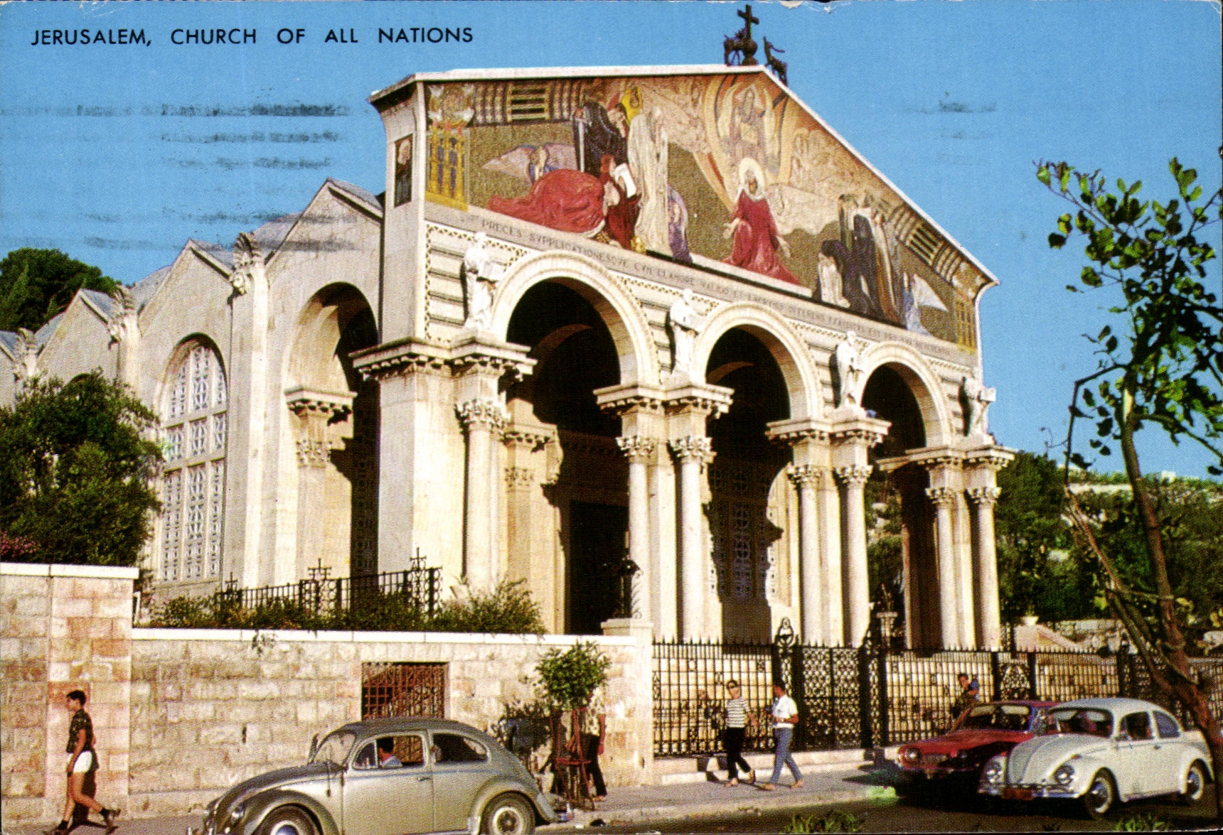 Jerusalem, Kirche aller Nationen — Ansicht des Gebäudes mit Mosaiken und alten Autos
