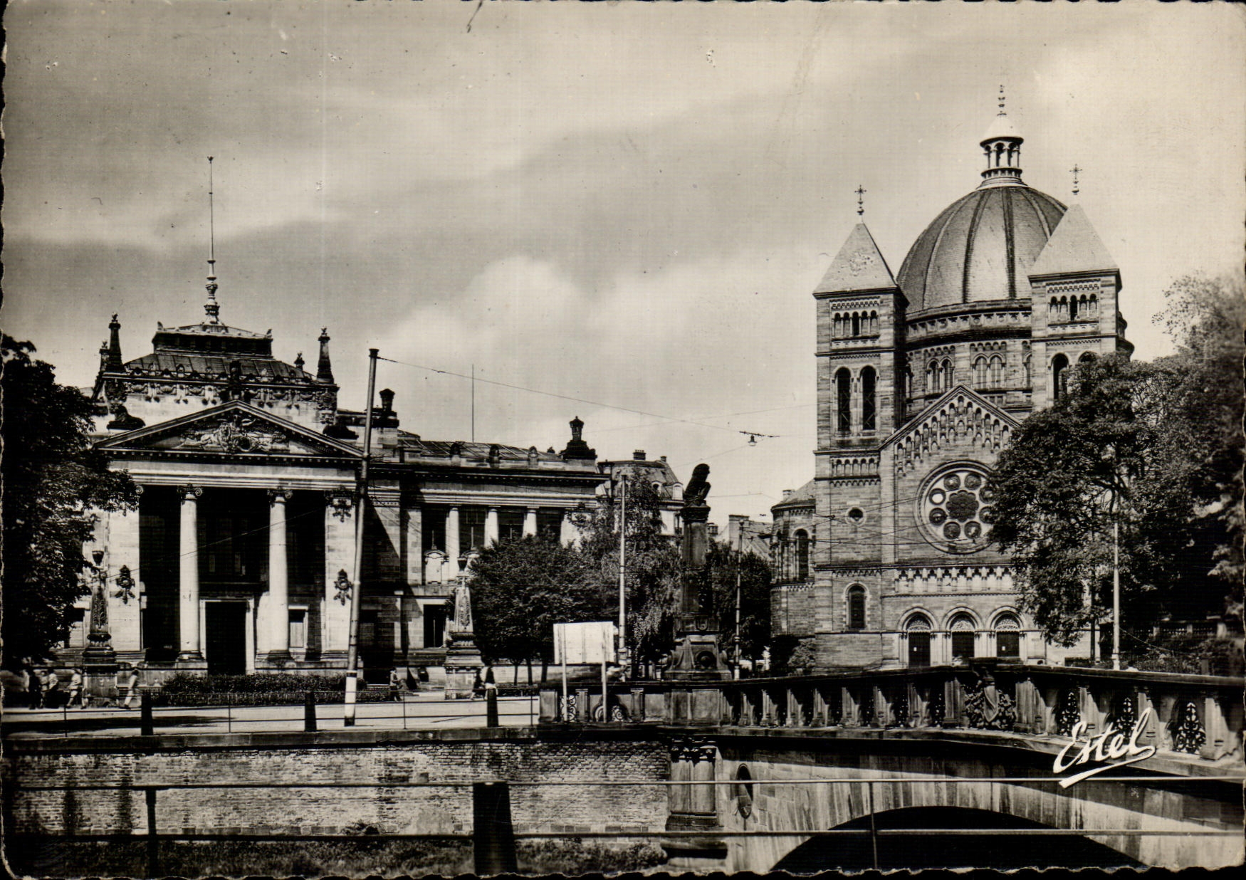 CPA Strasbourg Eglise saint Pierre Le Jeune Et Palais De Justice