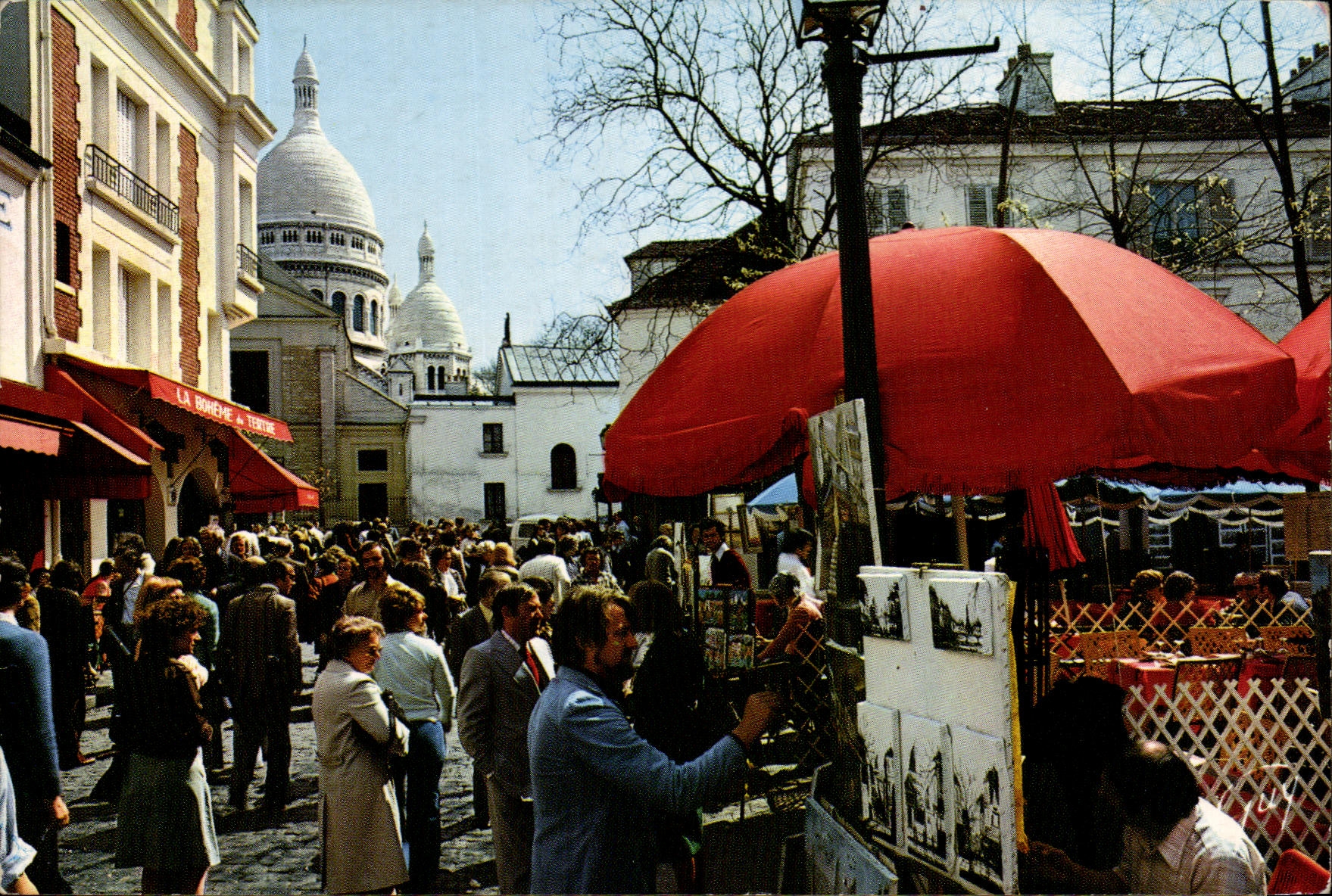 Montmartre — plein du Tertre, schilders en parasols, basiliek van het Heilig Hart in de achtergrond — Éditions GUY, n° 5554