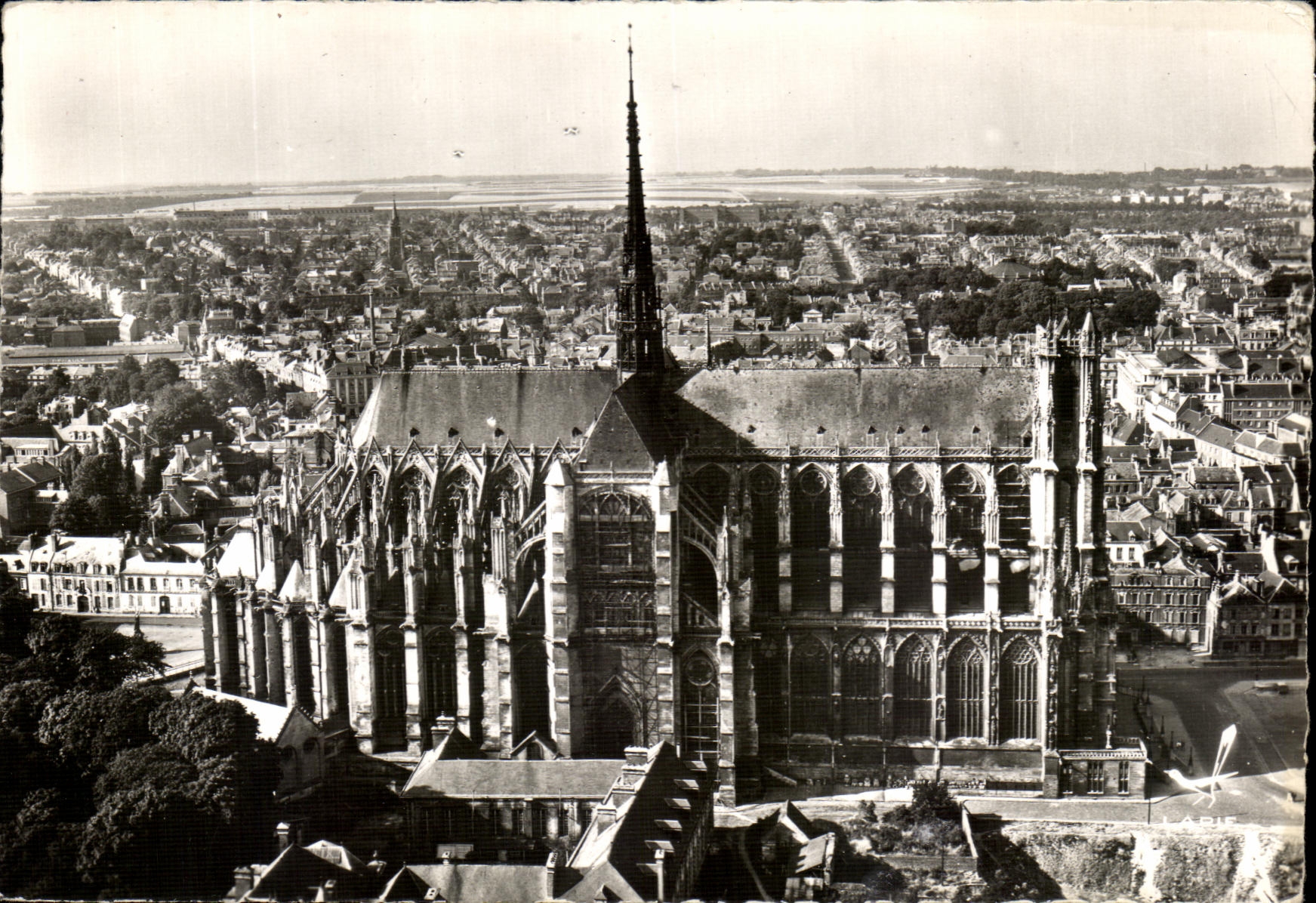 CPM Avion Au Dessus De Amiens La Cathedrale