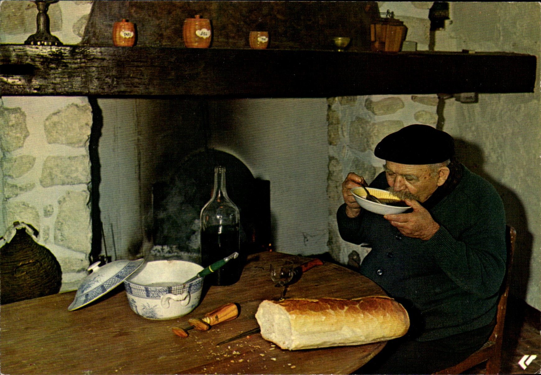 CPM traditions de jadis Le Chabrot