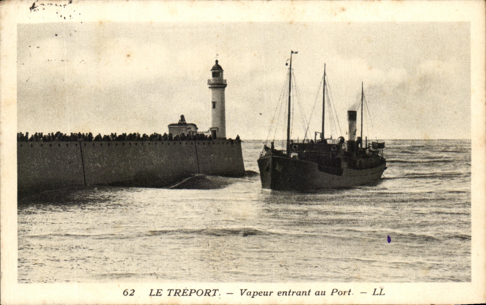CPA Le Treport Vapeur entrant au Port Bateau