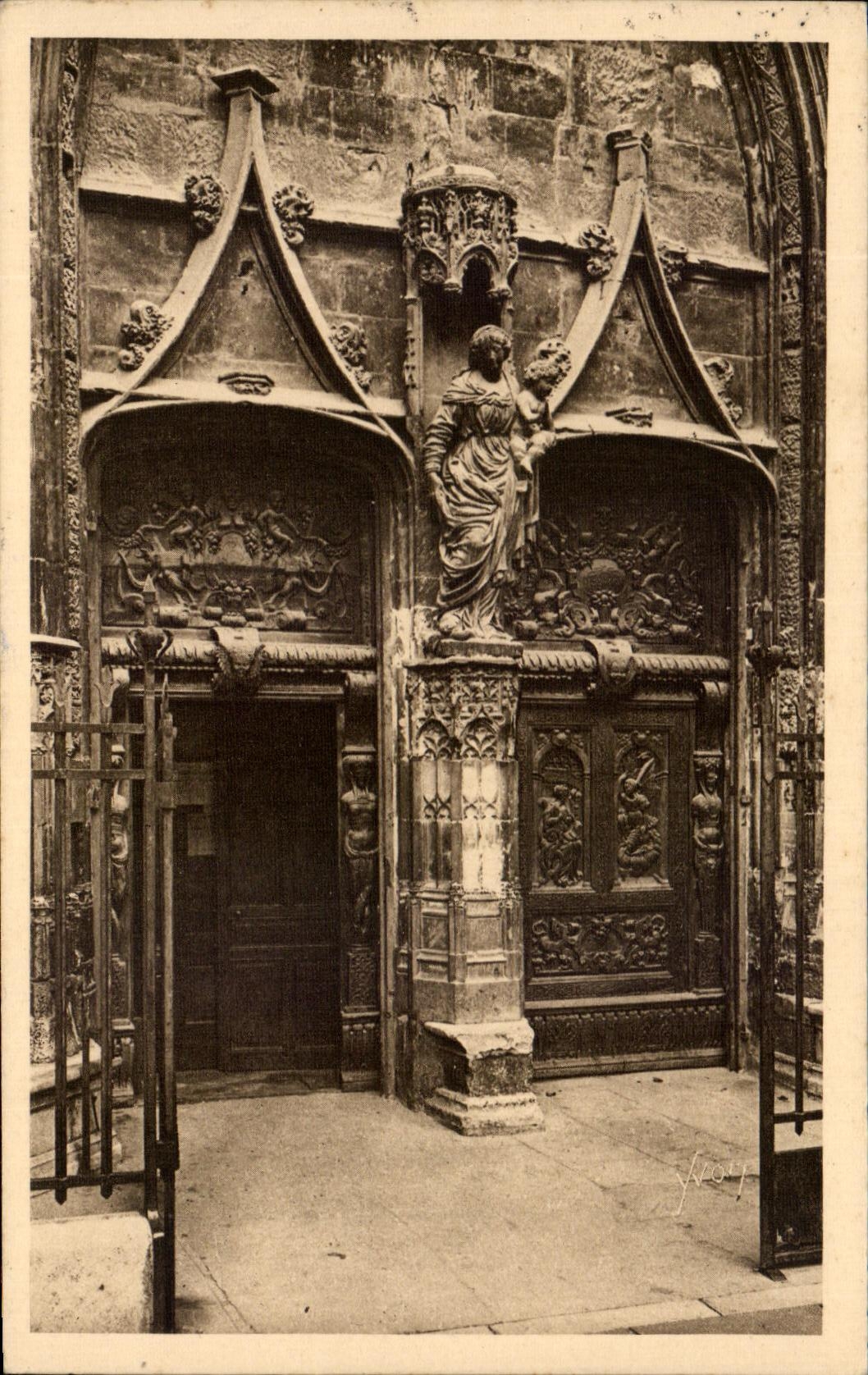 CPA Avignon Portail de l'Eglise Saint Piere