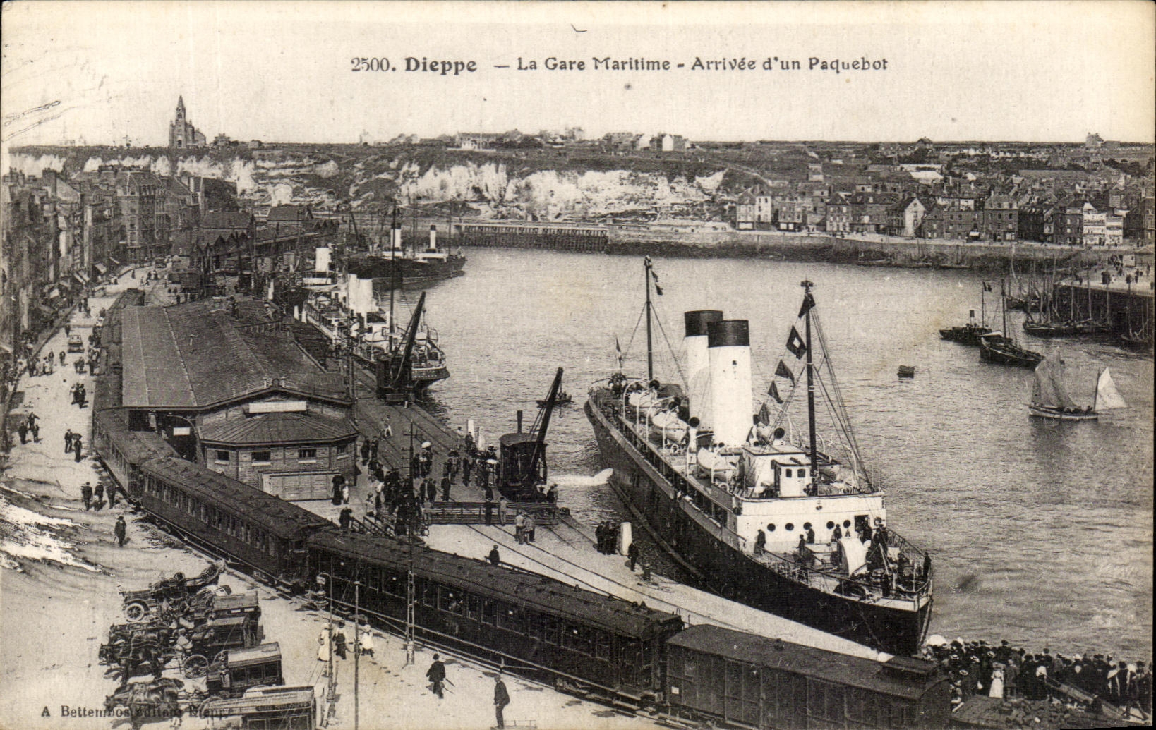 CPA Dieppe La Gare Maritime Arrivee d'un Paquebot Bateau Train 