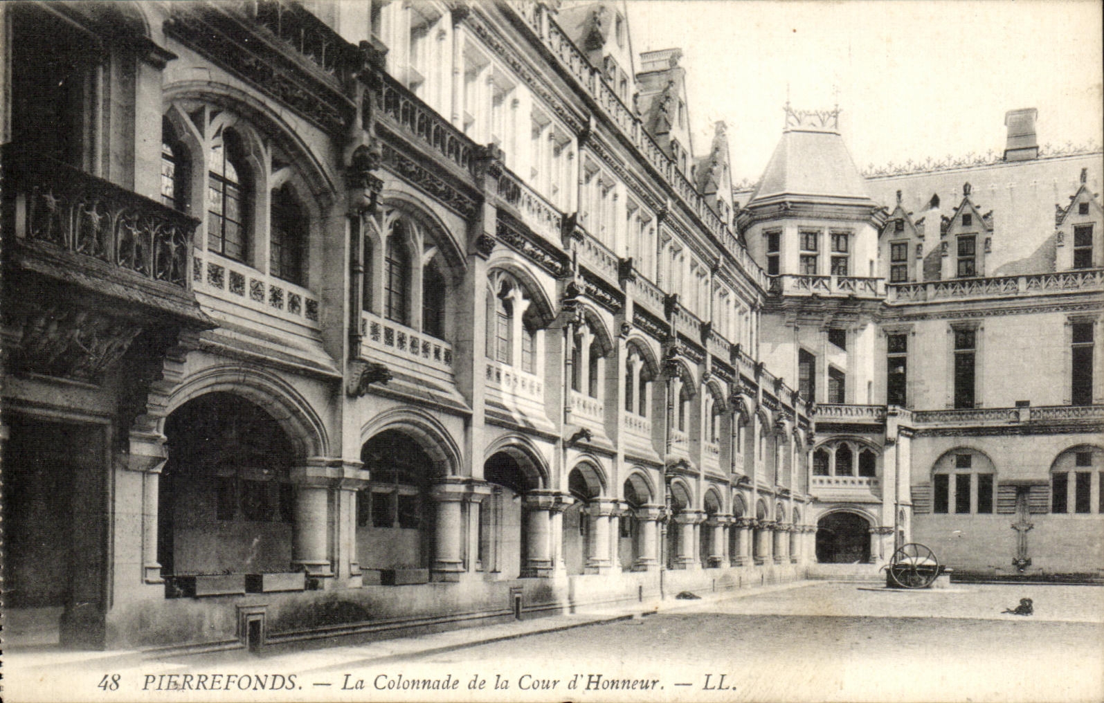 Pierrefonds — La Colonnade de la Cour d'Honneur — LL.