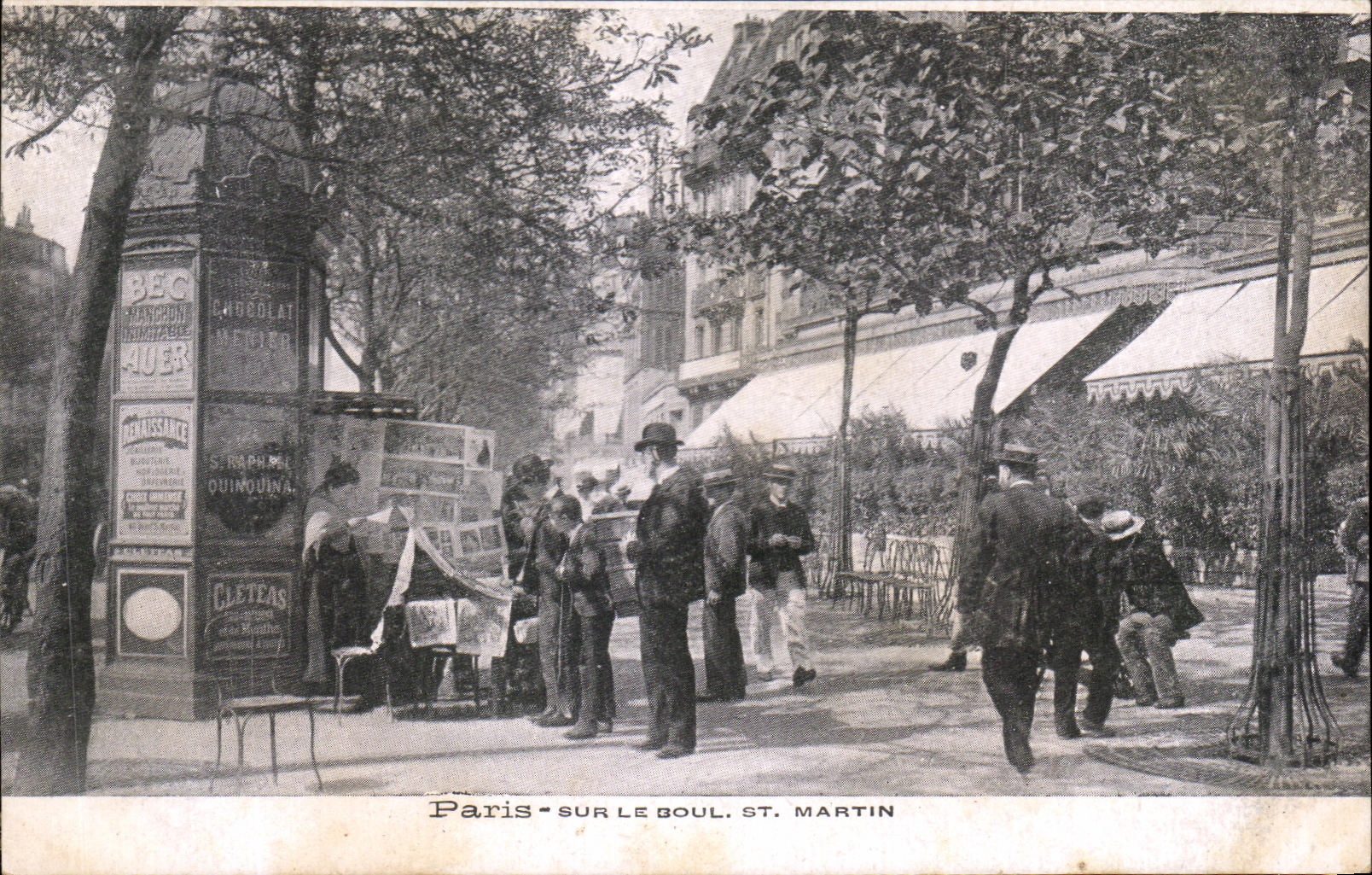 CPA Paris Sur Le Boulevard St Martin Marchande de journaux Metiers