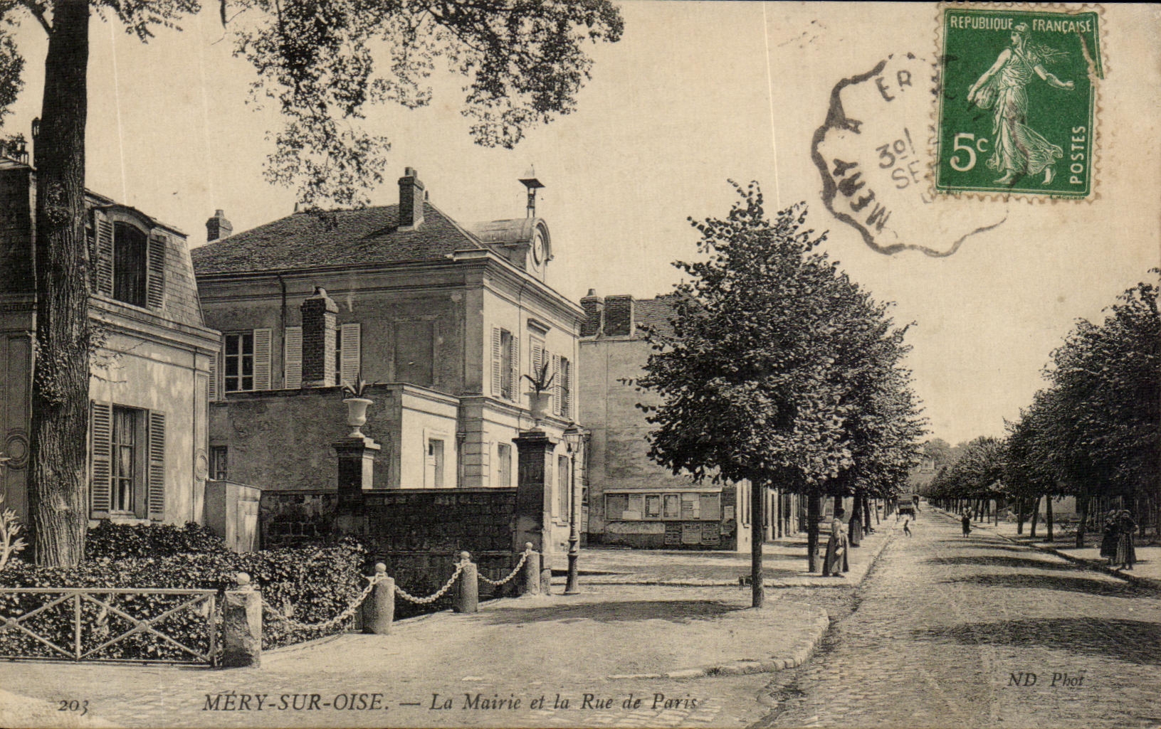 CPA Mery Sur Oise La Mairie et la Rue de Paris