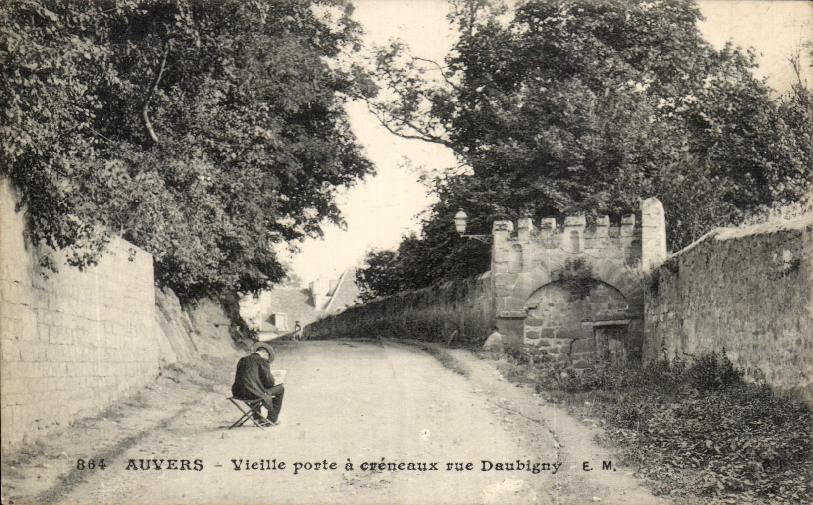 CPA Auvers Vieille Porte a Creneaux Rue Daubigny