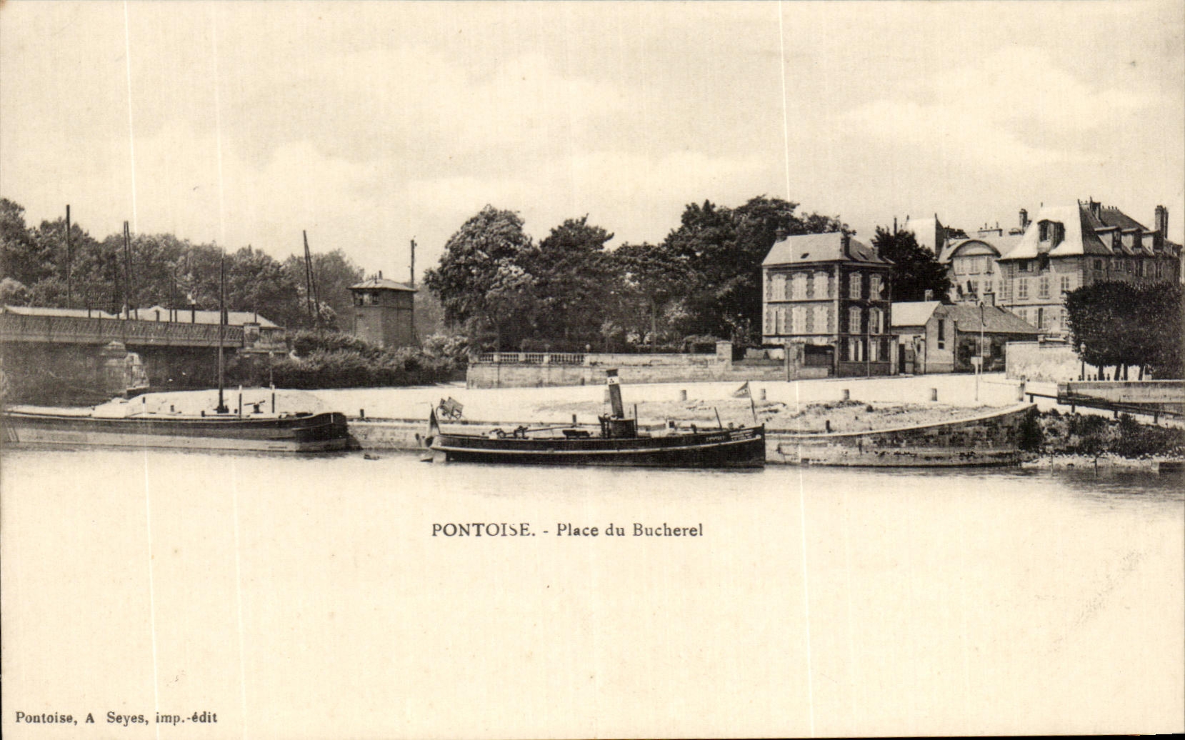 CPA Pontoise Place du Bucherel Bateau