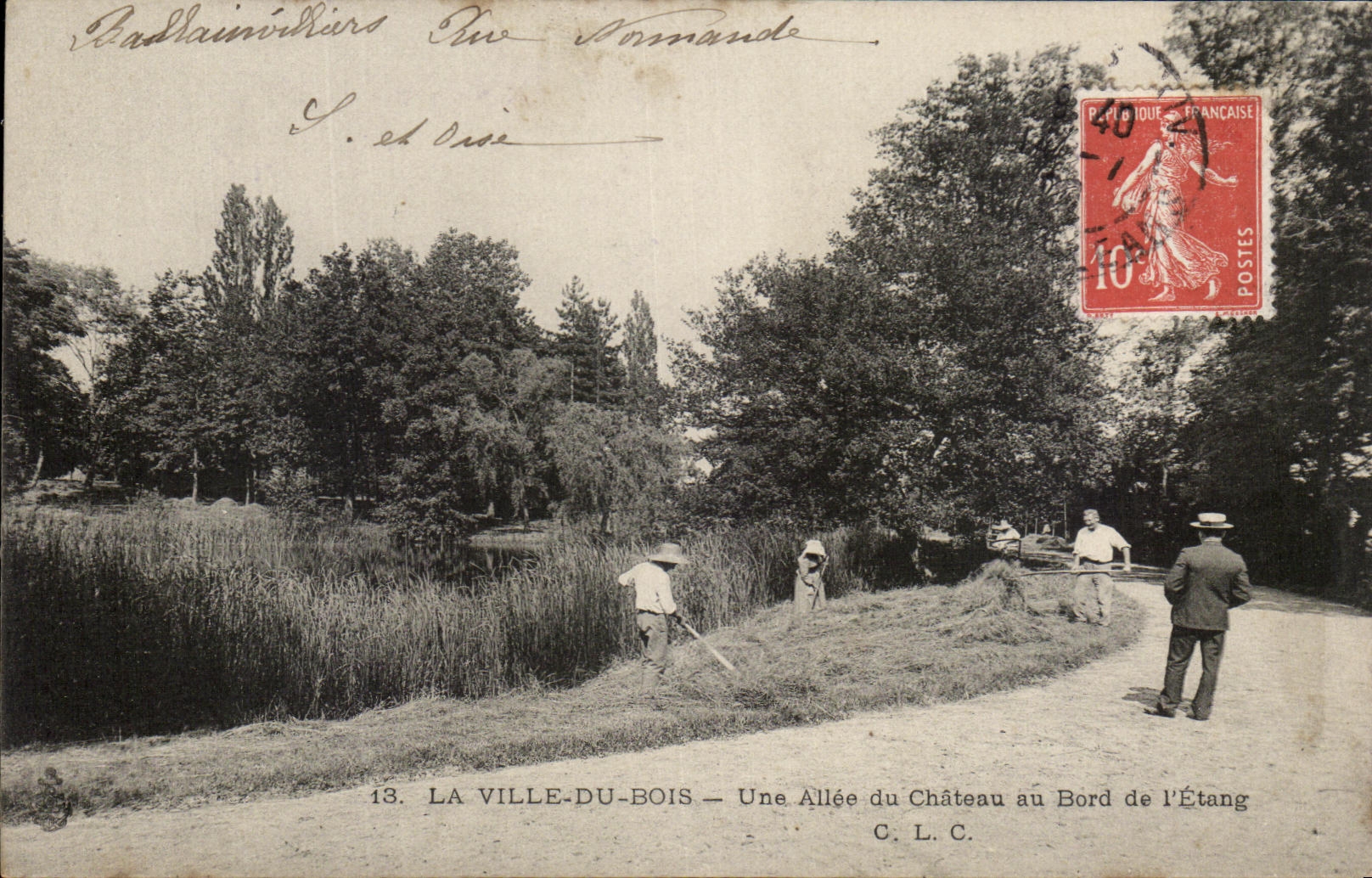 CPA La Ville Du Bois Une Allee du Chateau au Bord de L'Etang Paysans