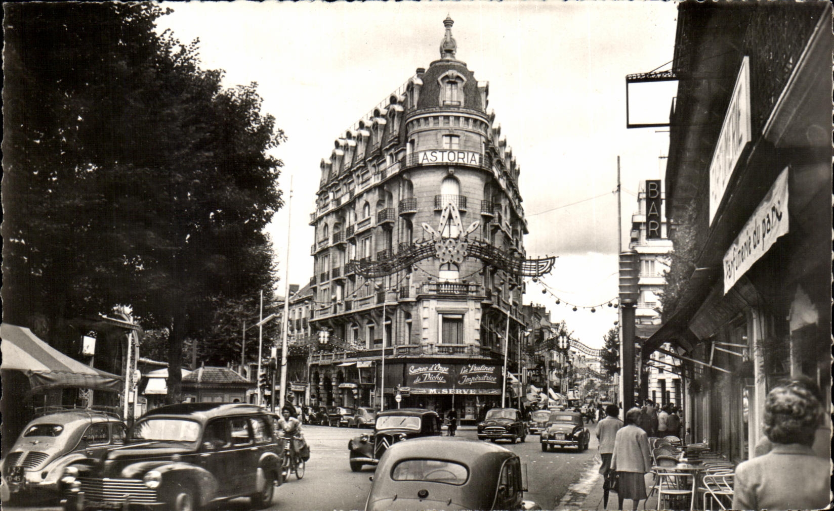 CPSM Vichy Place Victor Hugo Astoria Hotel