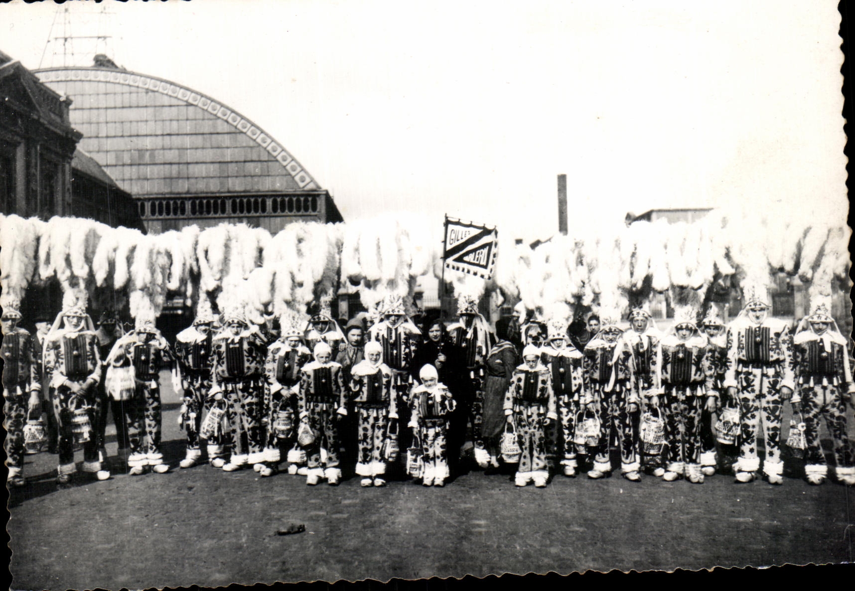 CPSM Les Gilles Du Pays Noir Charleroi Nord folklore Costume