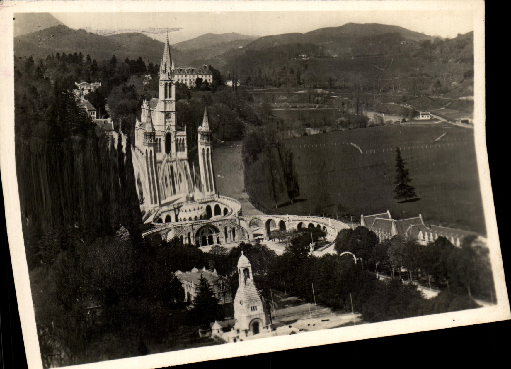 CPA Lourdes Basilique et le Monument Interallie vus du Chateau Fort