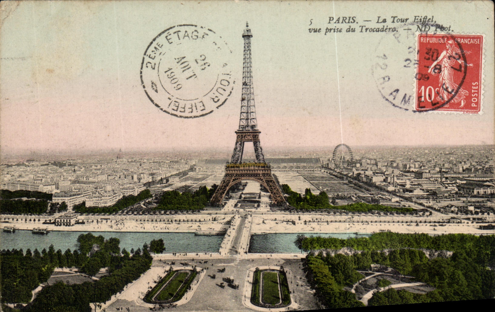 CPA Pars la Tour Eiffel vue prise du Trocadero 
