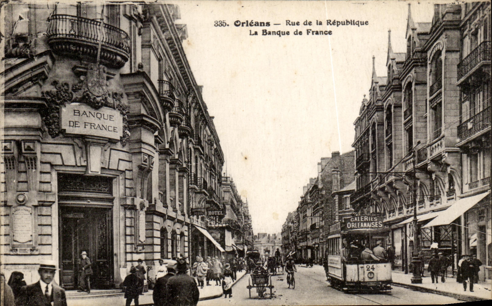 CPA Orleans Rue de la Republique La Banque de France Tramway