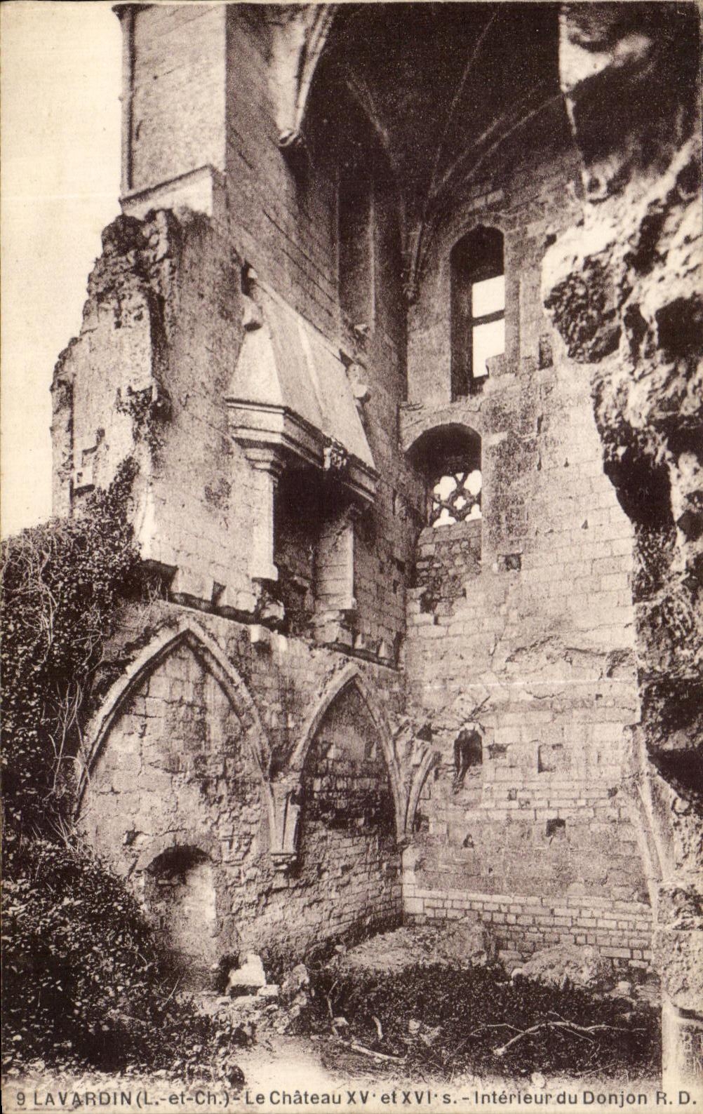 Lavardin (Loir-et-Cher) — Le Château XVᵉ et XVIᵉ s. — Intérieur du Donjon R.D.