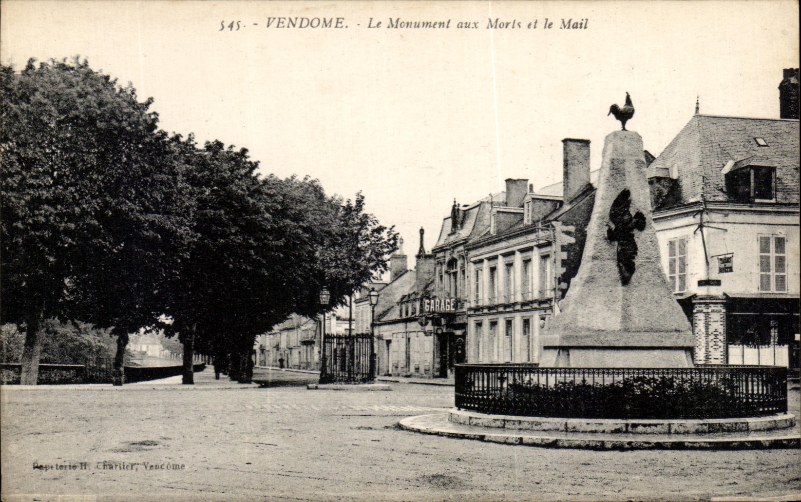 CPA Vendome Le Monument Aux Morts Et Le Mail Militaria Garage 
