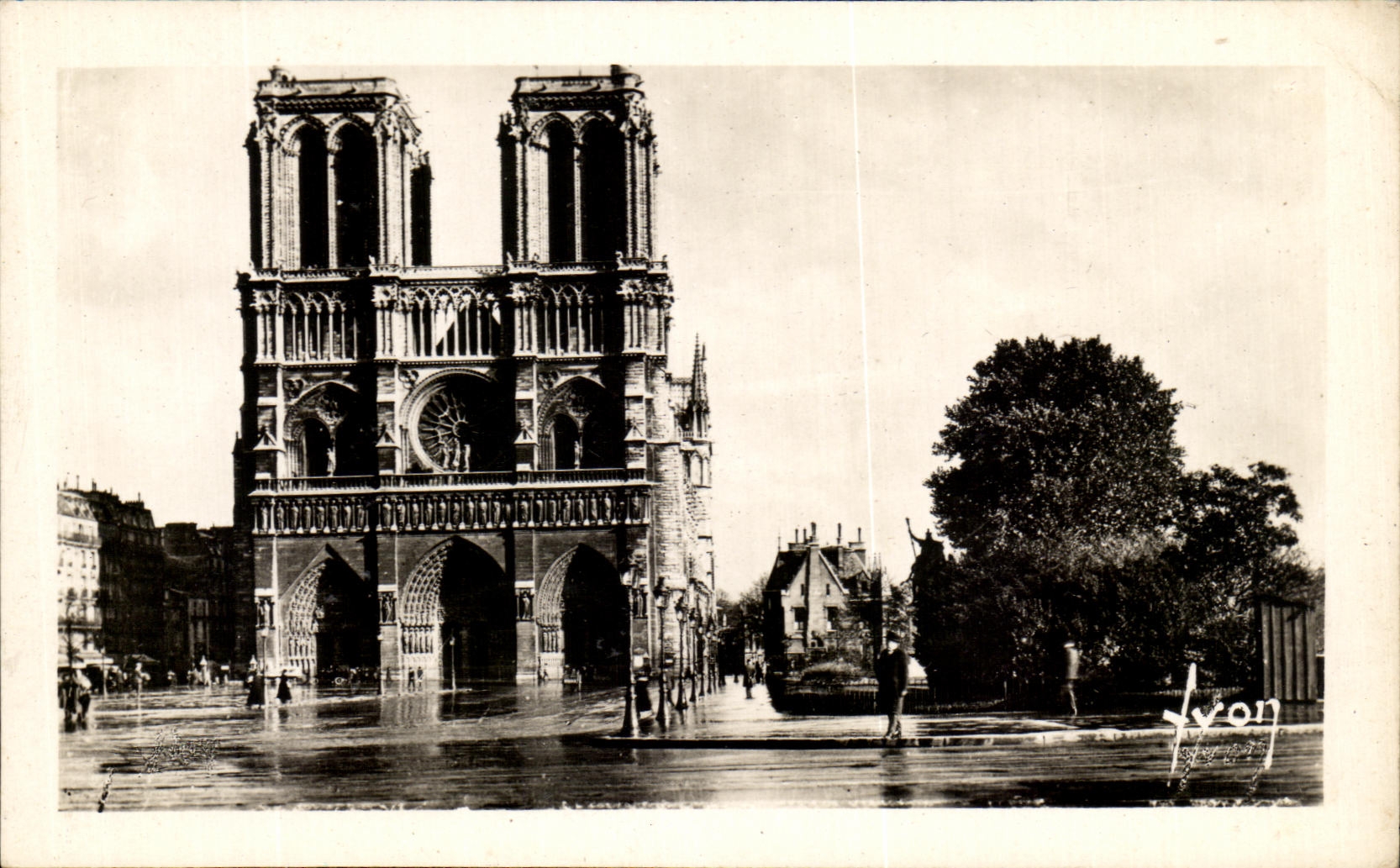 CPA Paris En Flanant Le Parvis De Notre Dame
