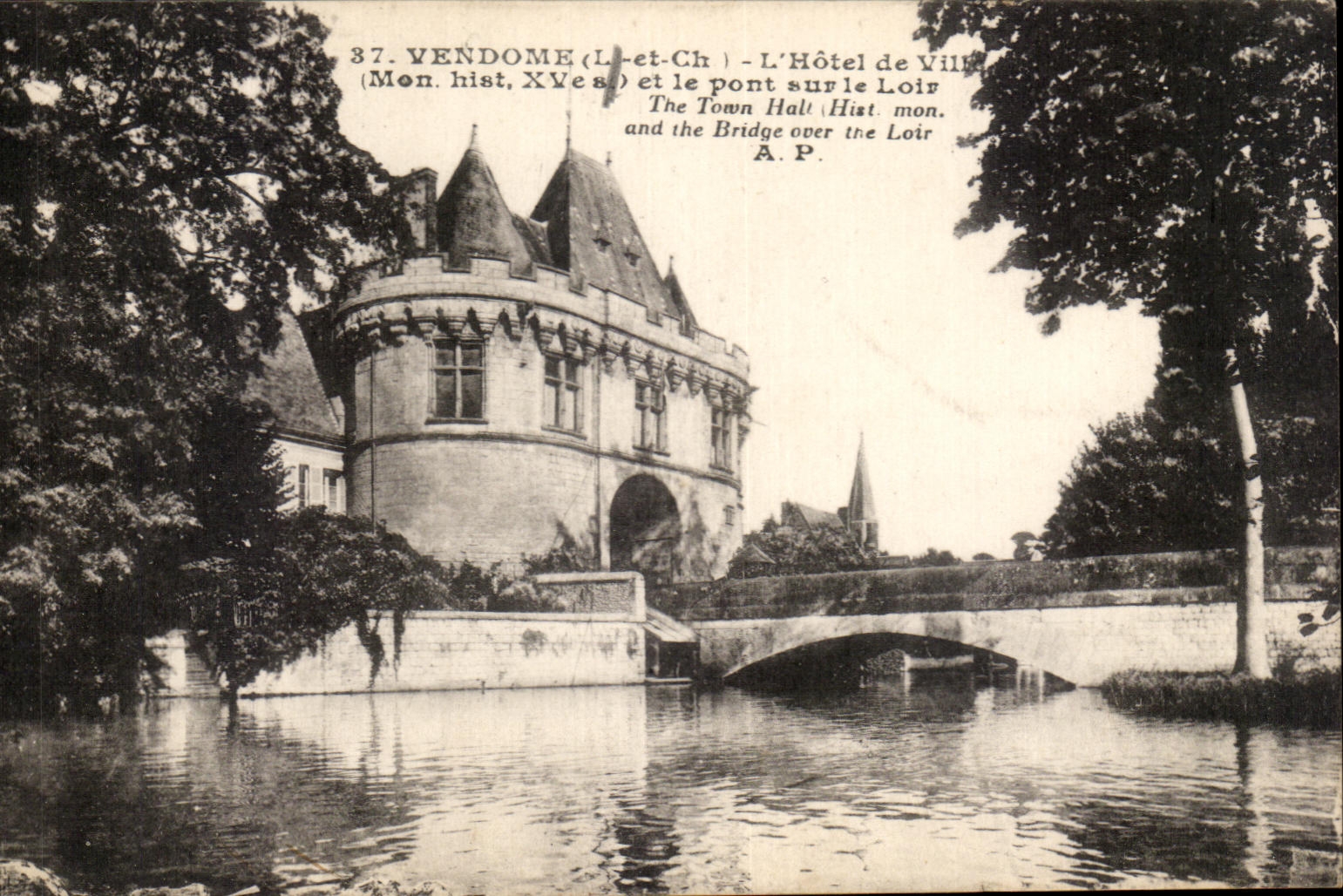 VENDOME (Loir-et-Cher) — L'Hôtel de Ville (Monument historique, XVè s.) et le pont sur le Loir — A.P. n°37