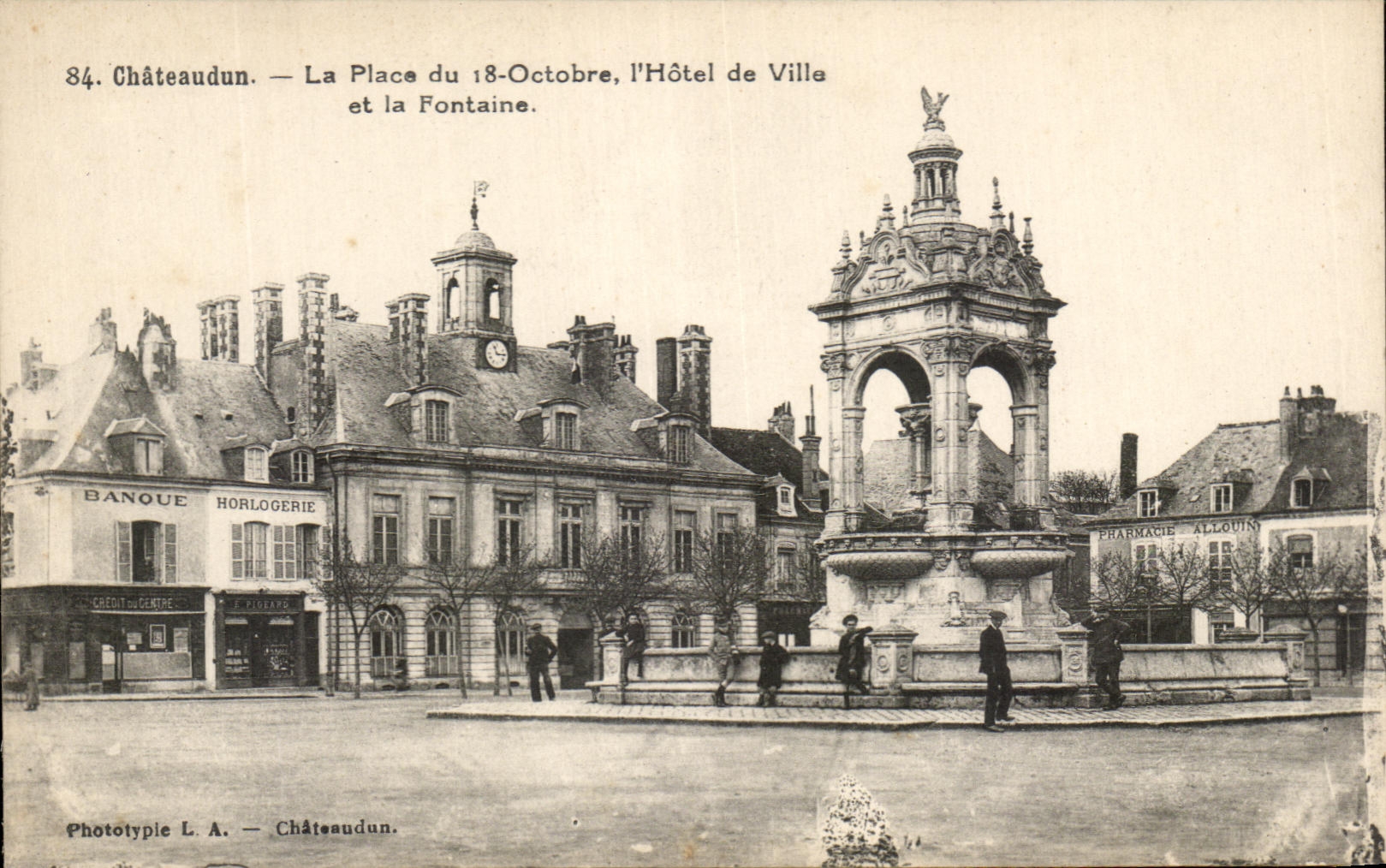 CPA Chateaudun La Place Du 18 octobre L'Hotel De Ville Et La Fontaine