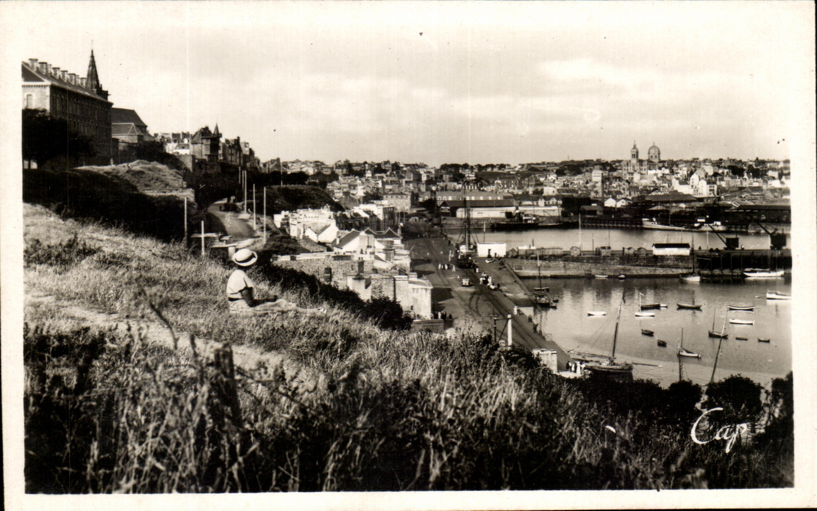 CPA Granville vue Generale Sur Les bassins Et La Haute Ville
