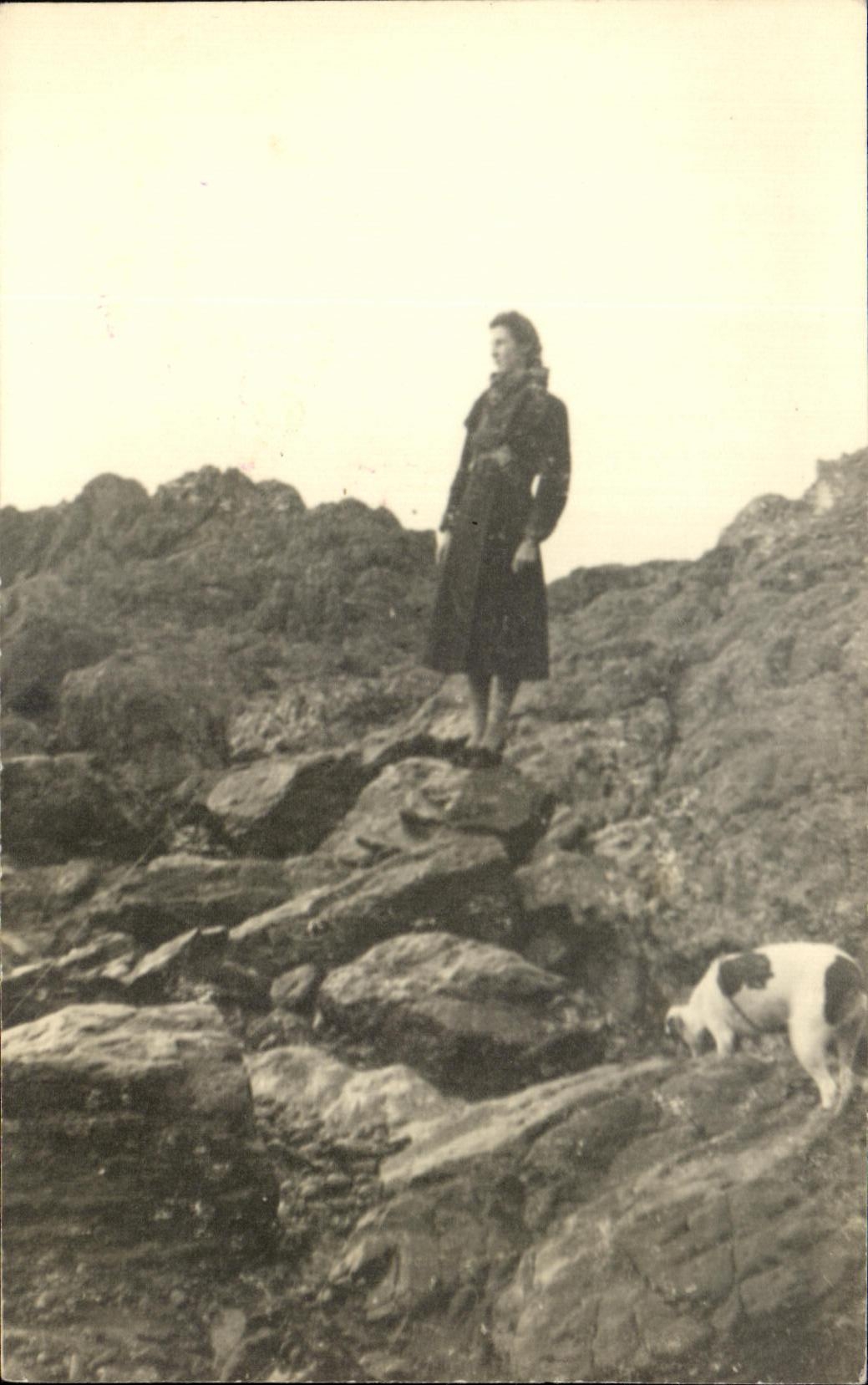 Femme et chien sur rochers — scène de paysage — éditeur inconnu
