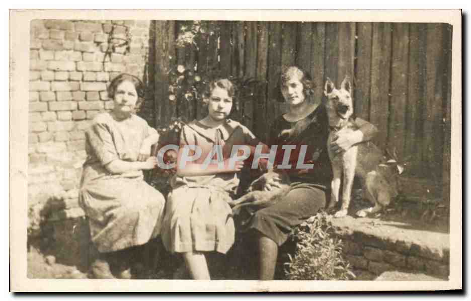 CARTE PHOTO Femmes et chien Berger allemand