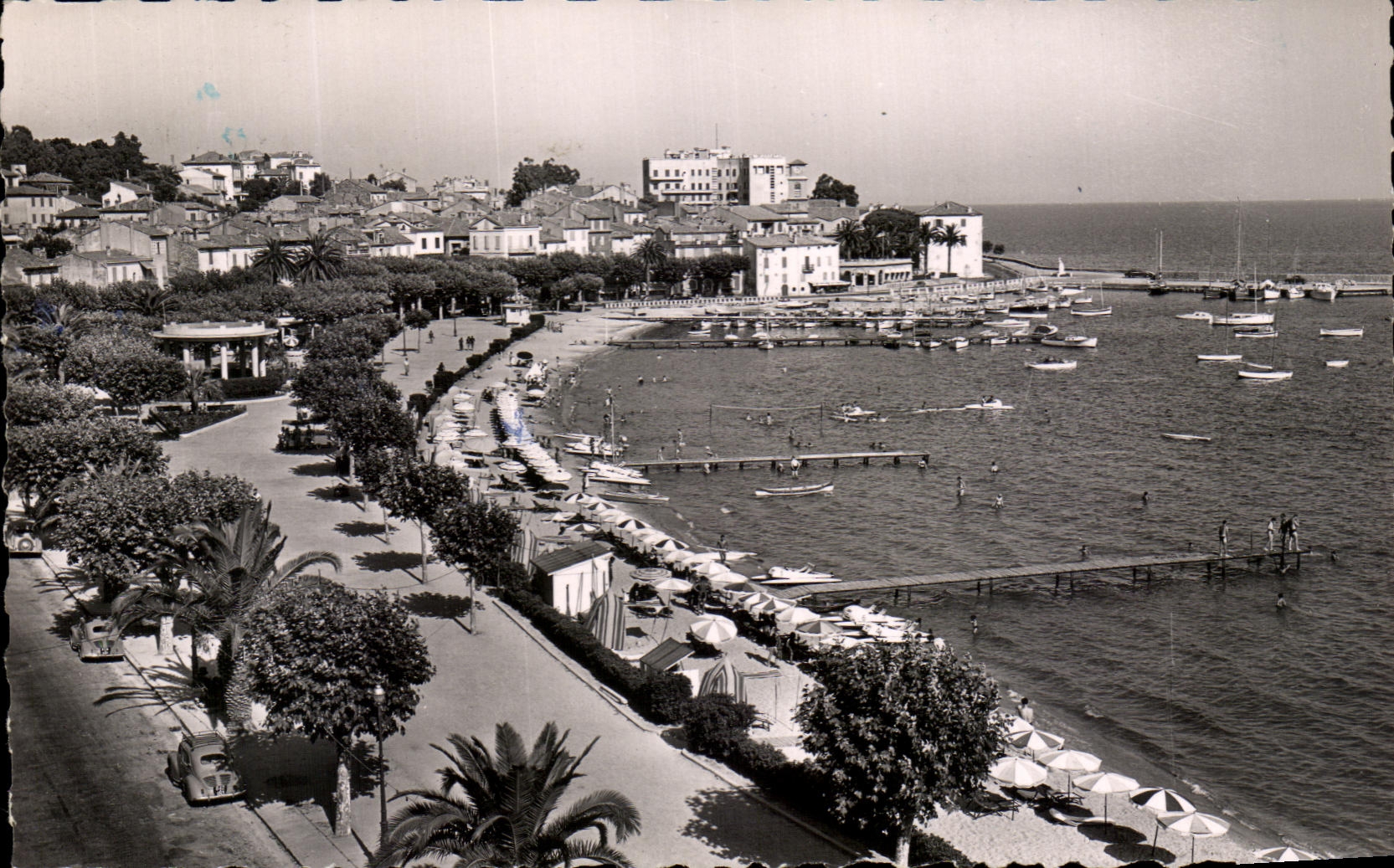 CPA Sainte Maxime La Plage la Ville et la promenade