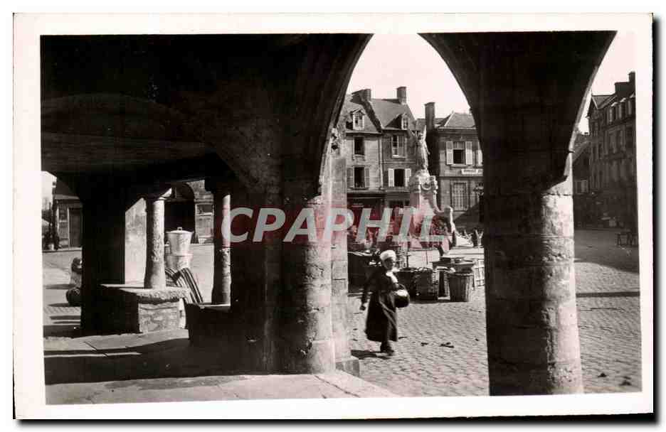 Place du Marché à Carentan — vue sous les arcades — éditeur ANDERS & POSTES